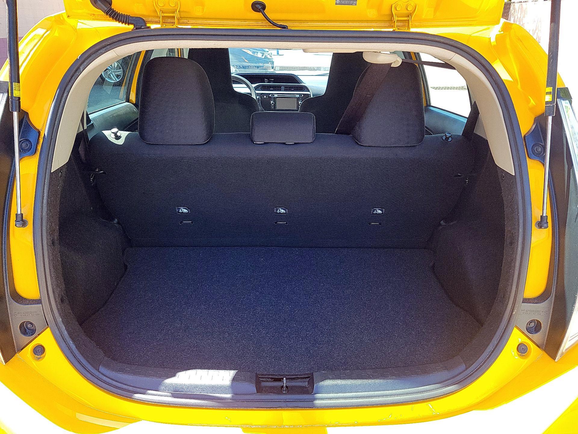 Thumbnail: 2015 Toyota Prius c - 17