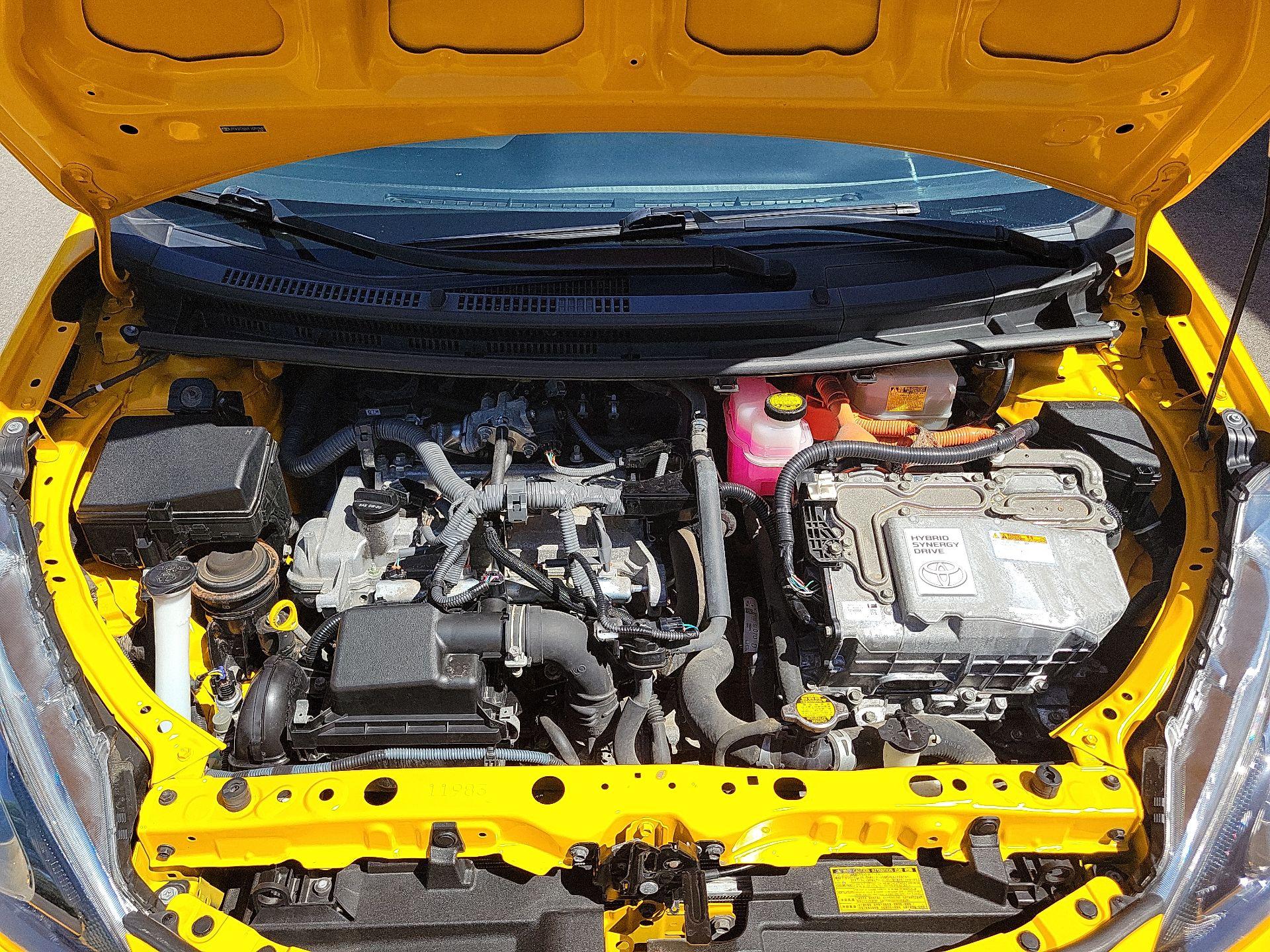 Thumbnail: 2015 Toyota Prius c - 18
