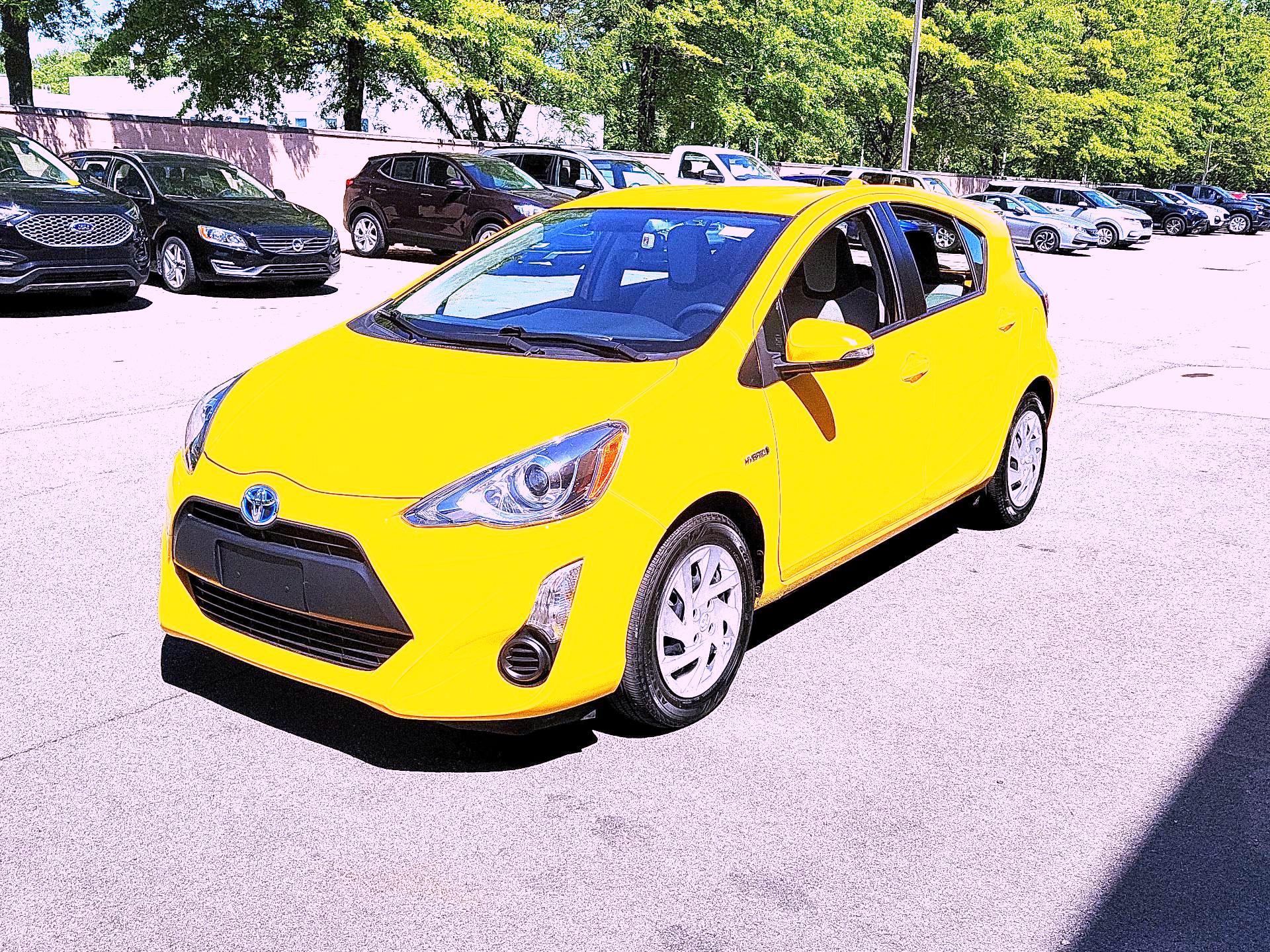 Thumbnail: 2015 Toyota Prius c - 3