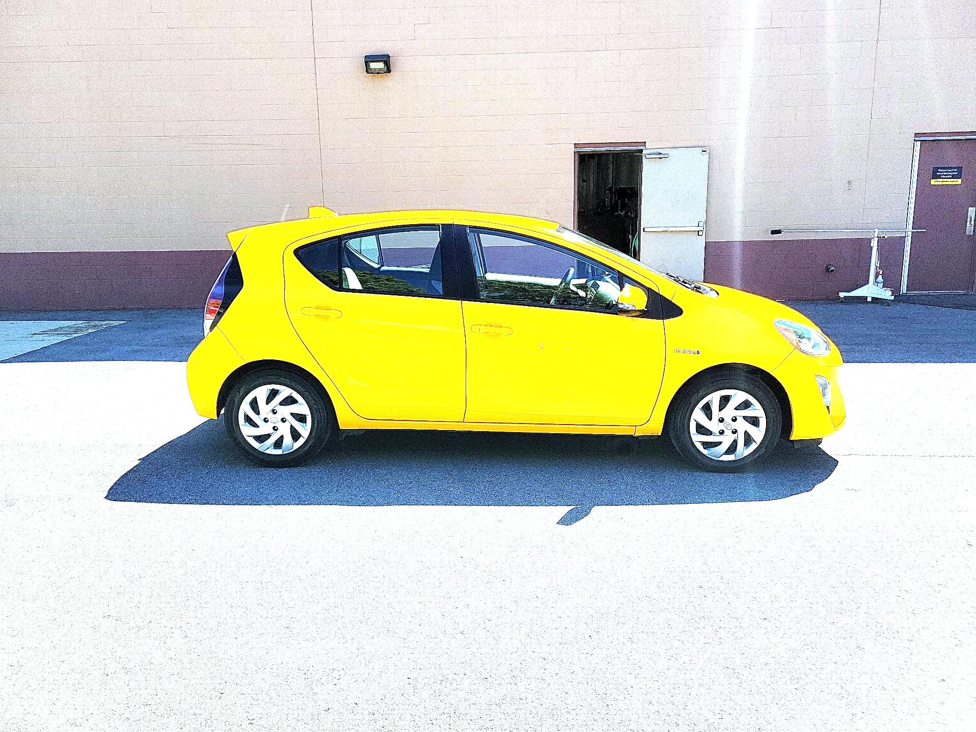 Thumbnail: 2015 Toyota Prius c - 4