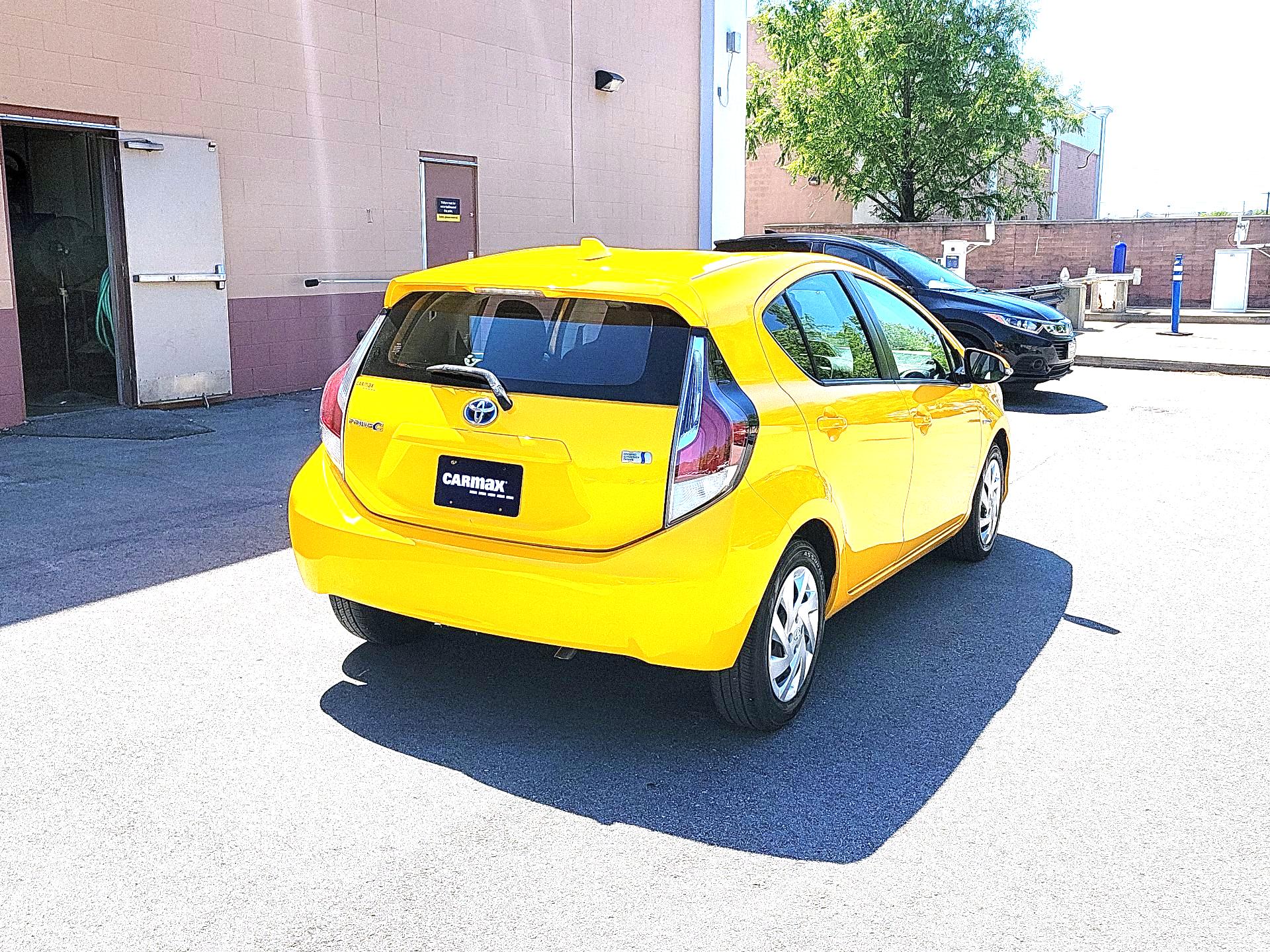 Thumbnail: 2015 Toyota Prius c - 5
