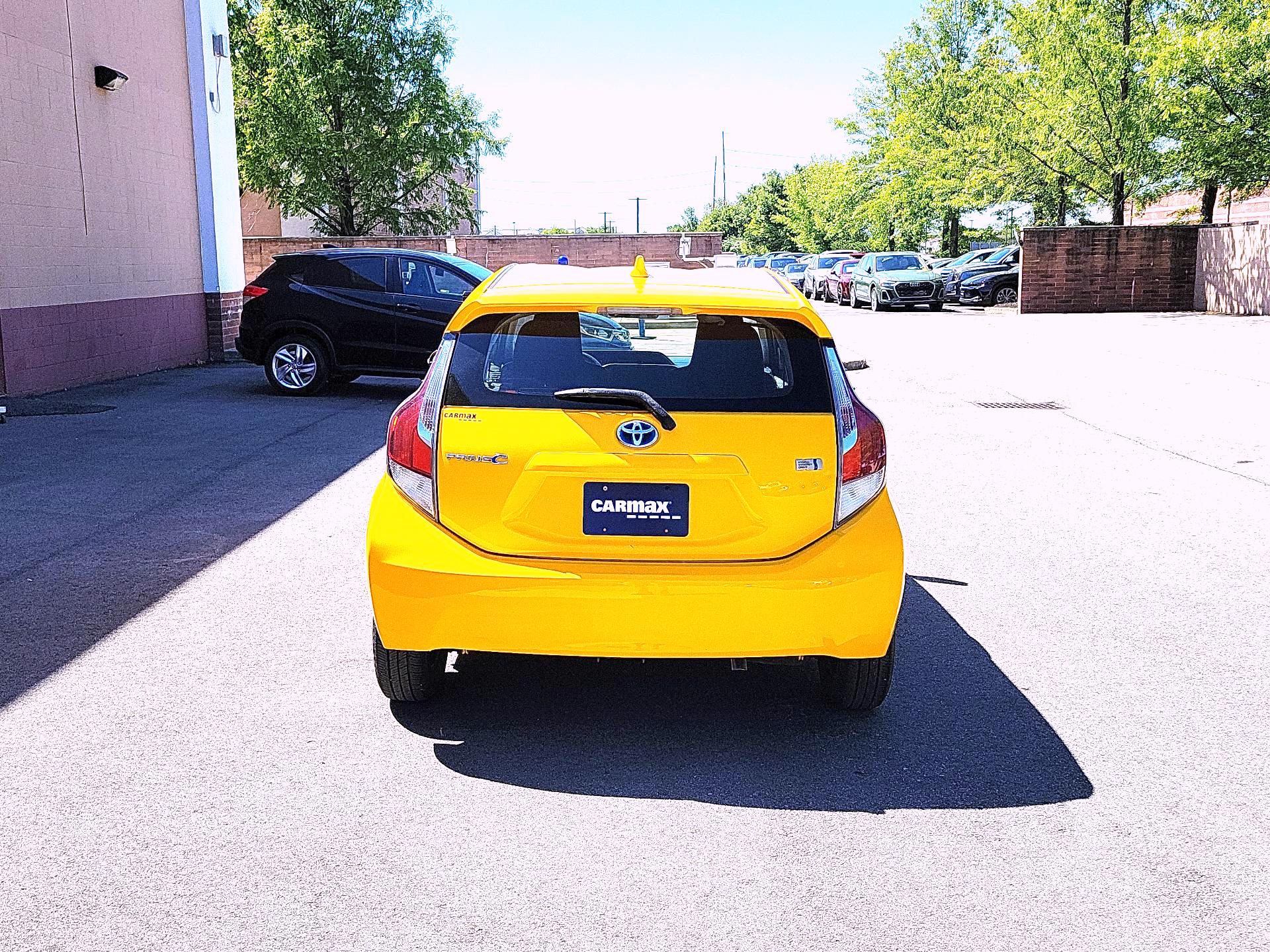 Thumbnail: 2015 Toyota Prius c - 6