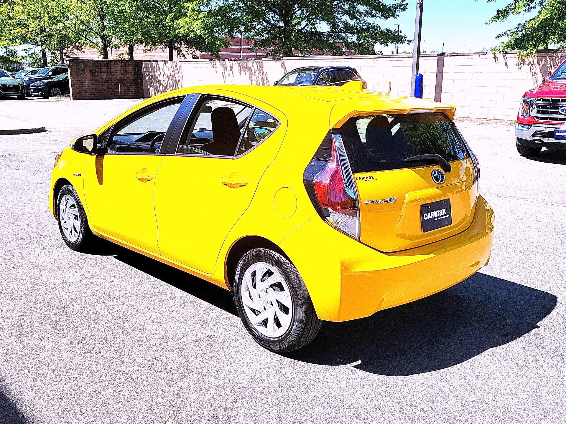 Thumbnail: 2015 Toyota Prius c - 7