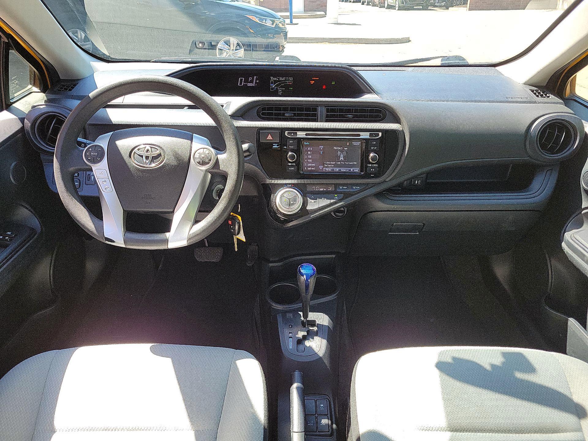 Thumbnail: 2015 Toyota Prius c - 8