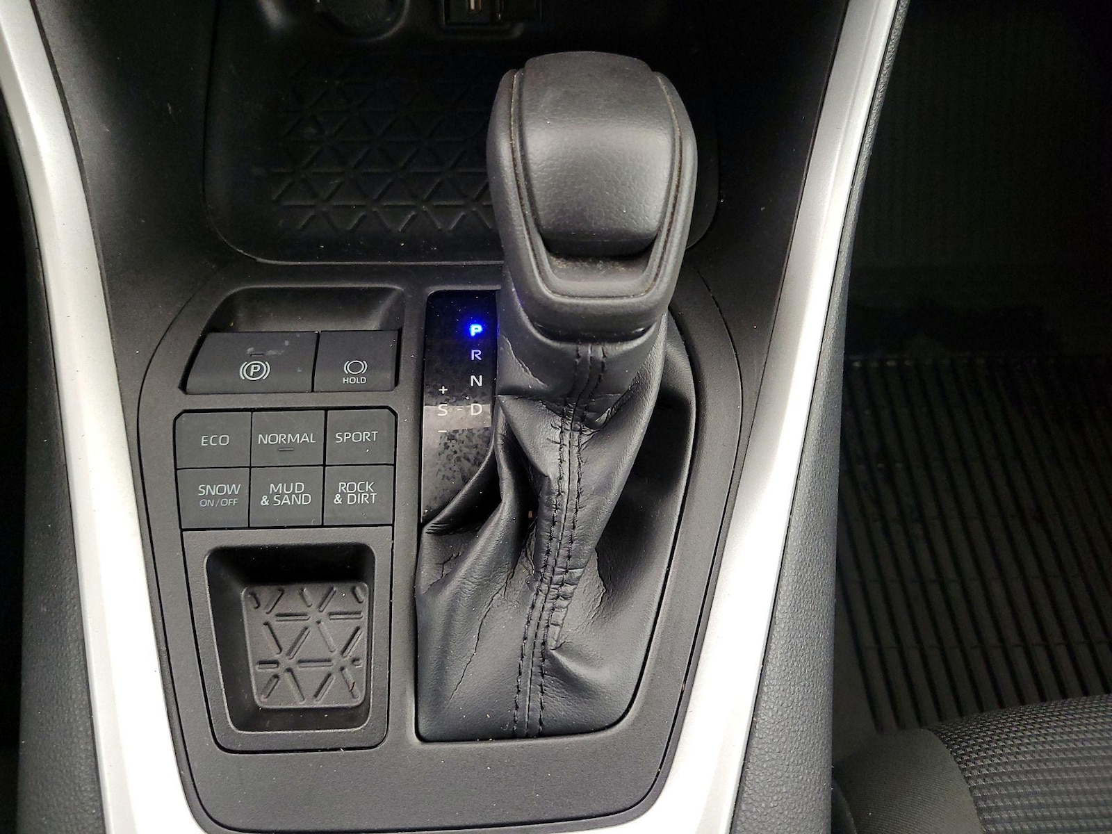 2022 Toyota RAV4 LE - Photo 18