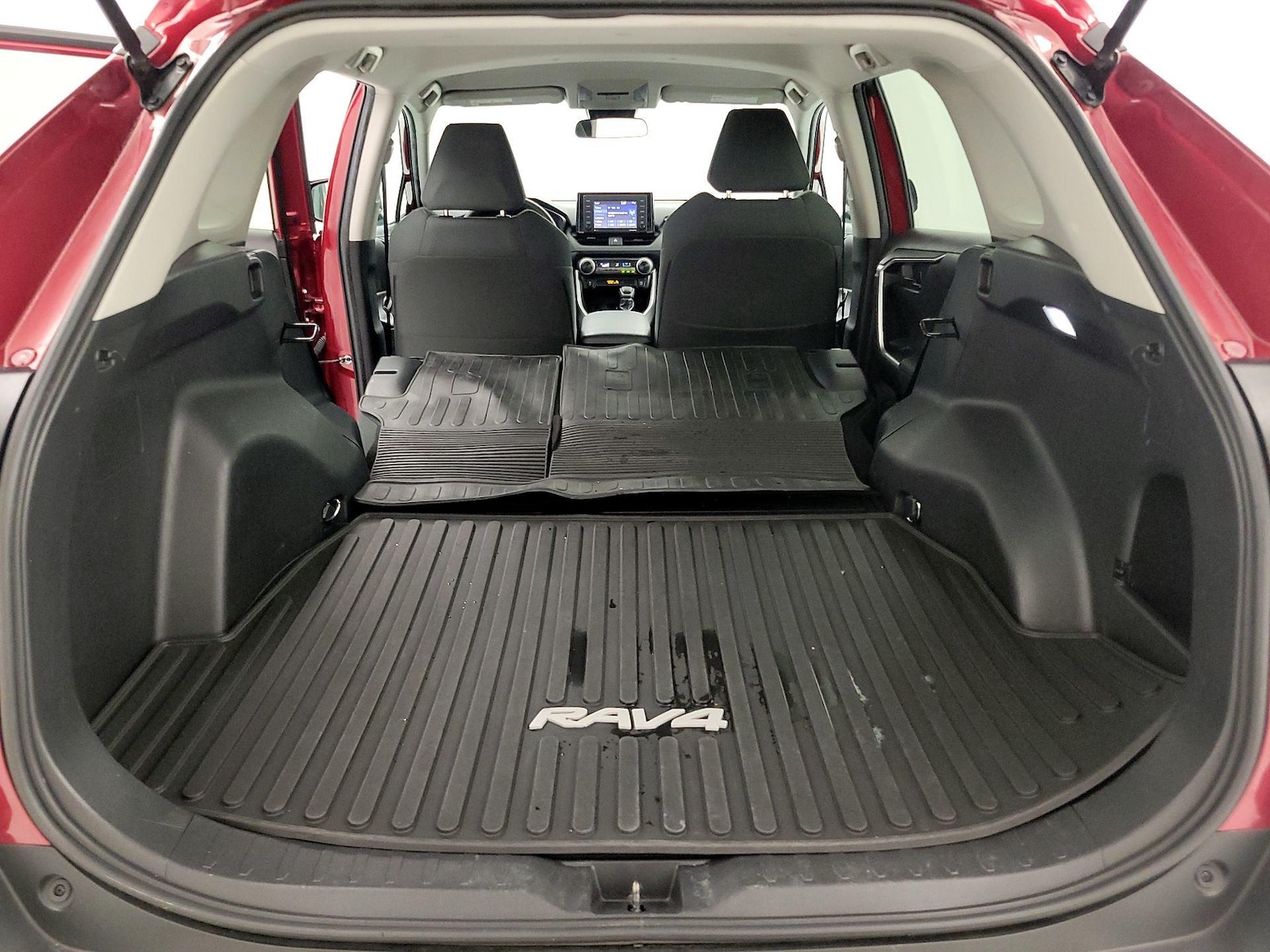 2022 Toyota RAV4 LE - Photo 22
