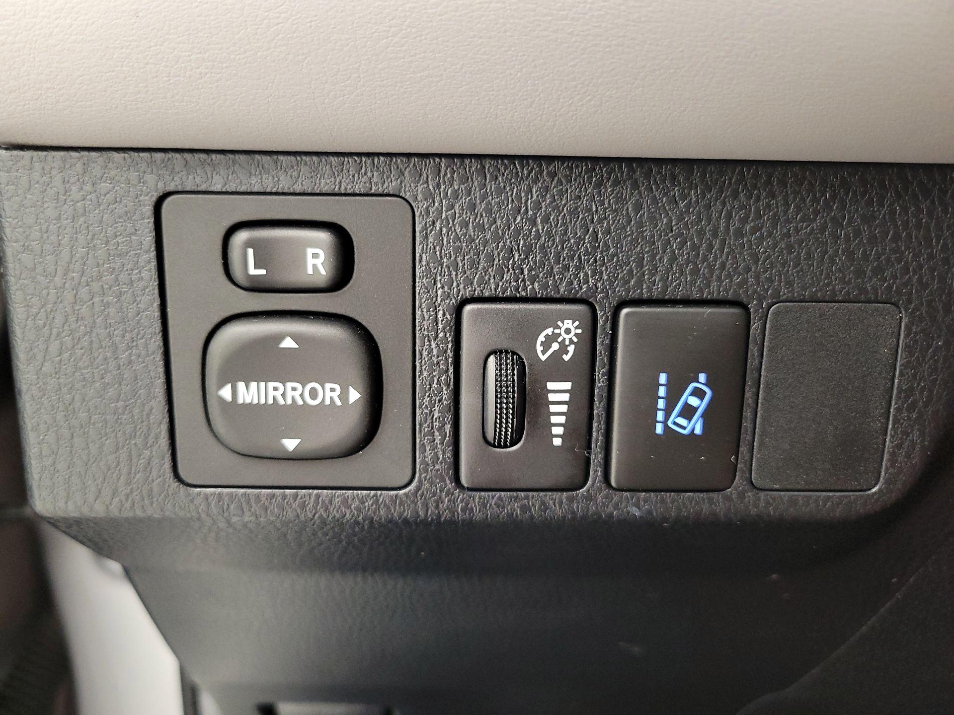 Thumbnail: 2018 Toyota RAV4 - 13