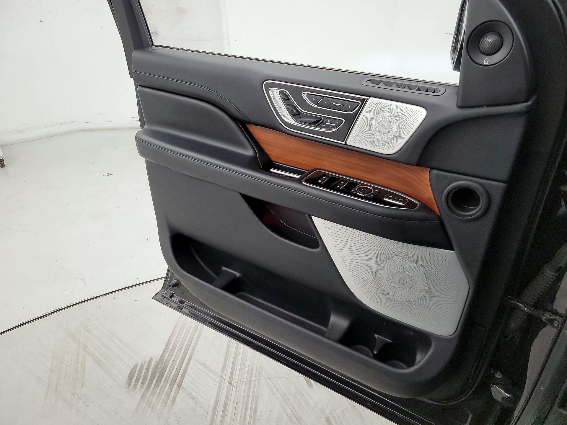 Thumbnail: 2019 Lincoln Navigator - 12