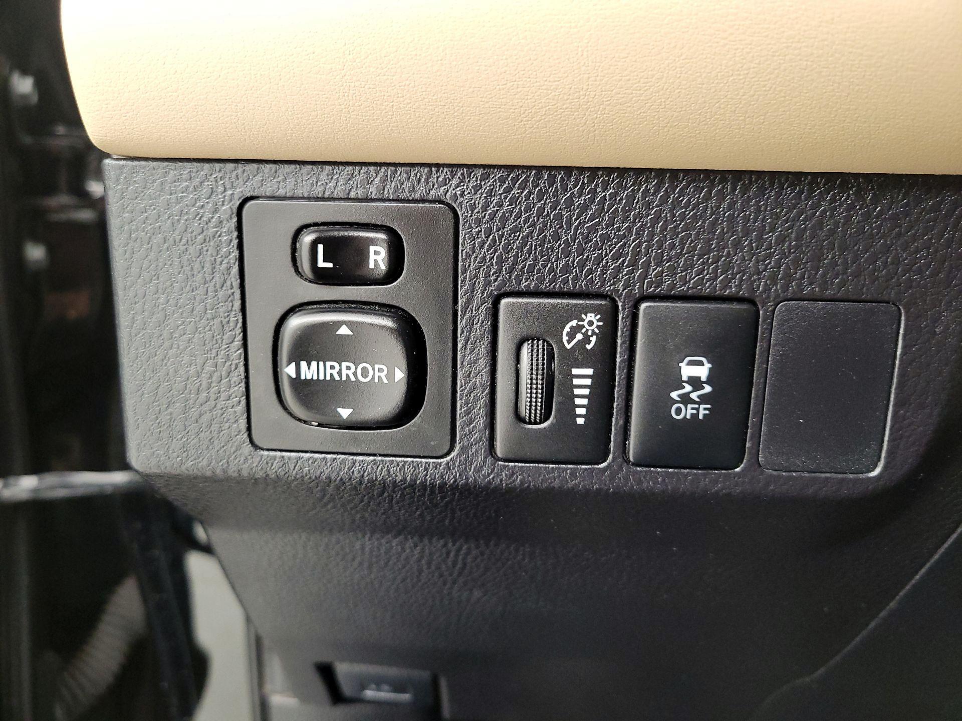 Thumbnail: 2015 Toyota RAV4 - 13