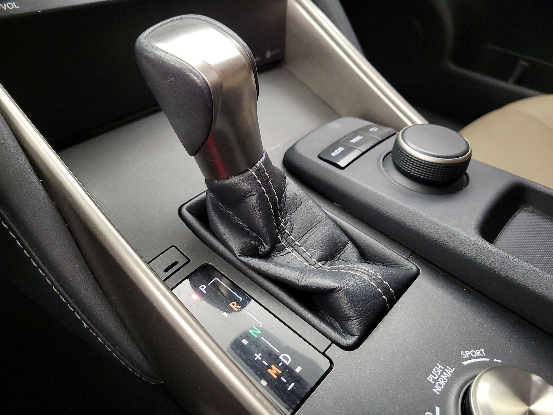 Thumbnail: 2018 Lexus IS - 17