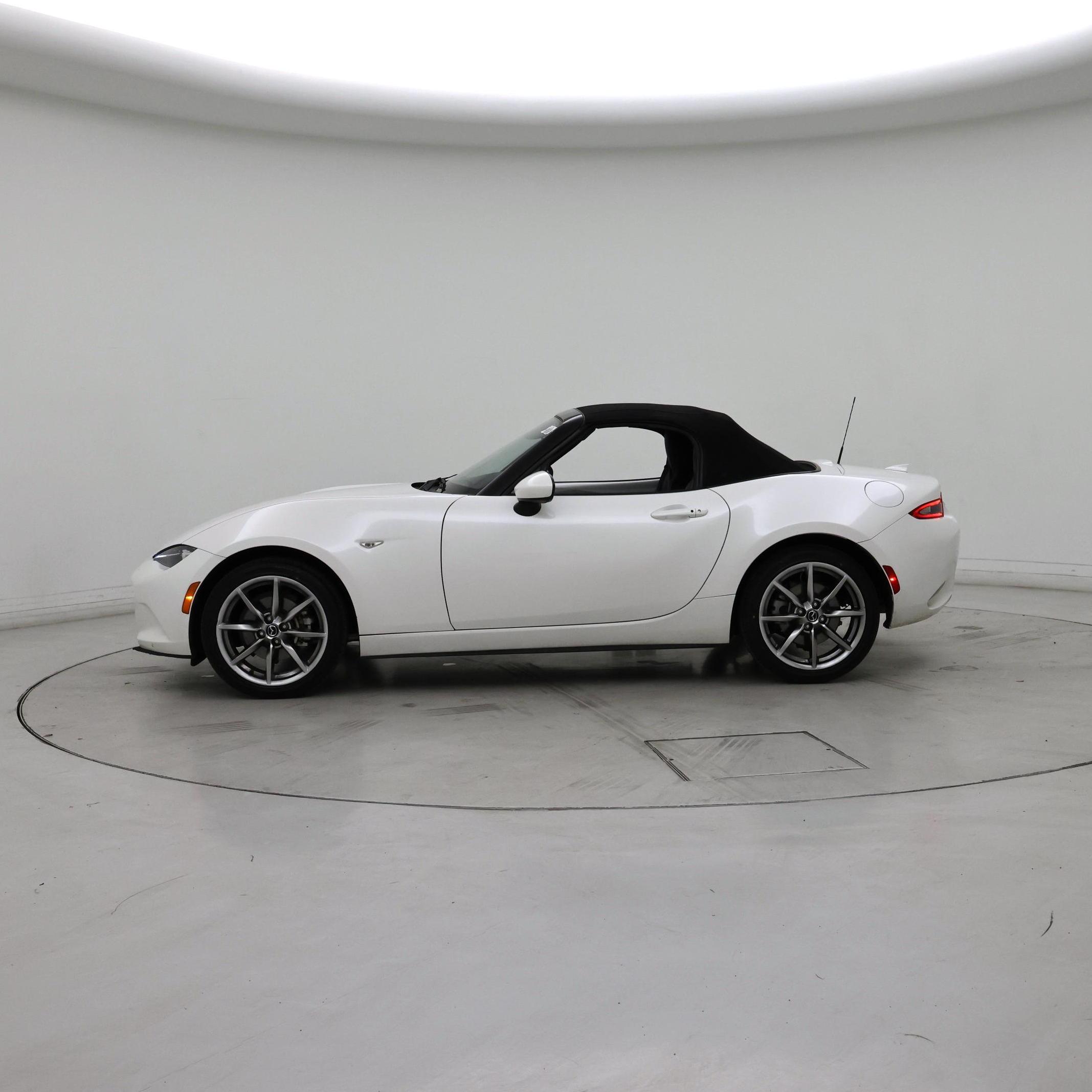 Thumbnail: 2022 Mazda MX-5 Miata - 3