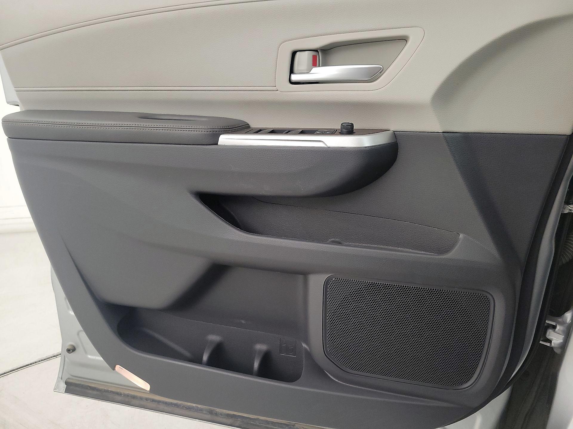 Thumbnail: 2021 Toyota Sienna - 12