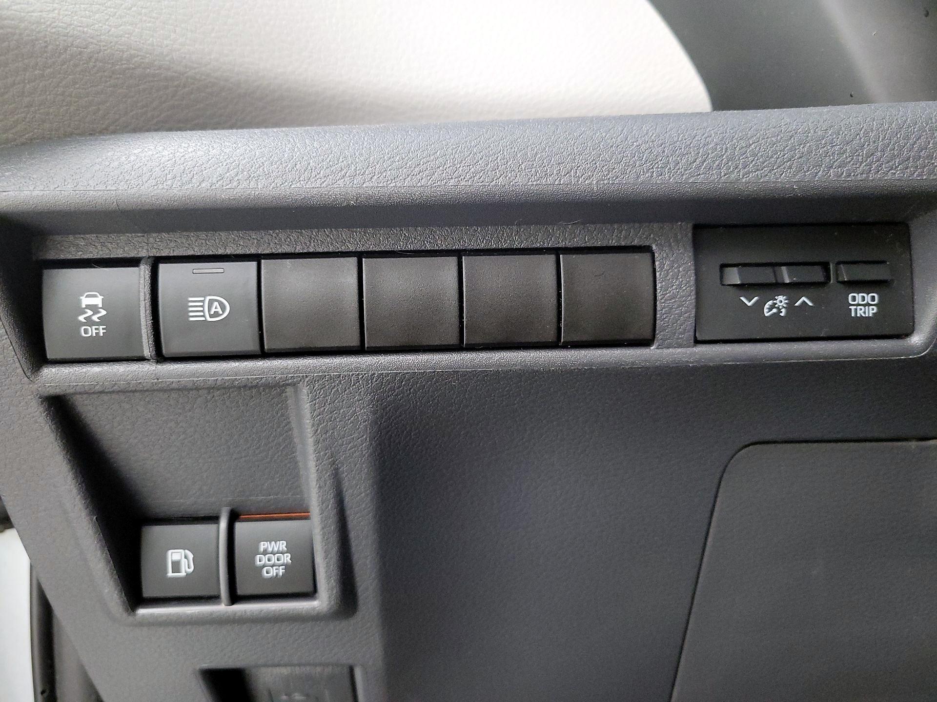 Thumbnail: 2021 Toyota Sienna - 13