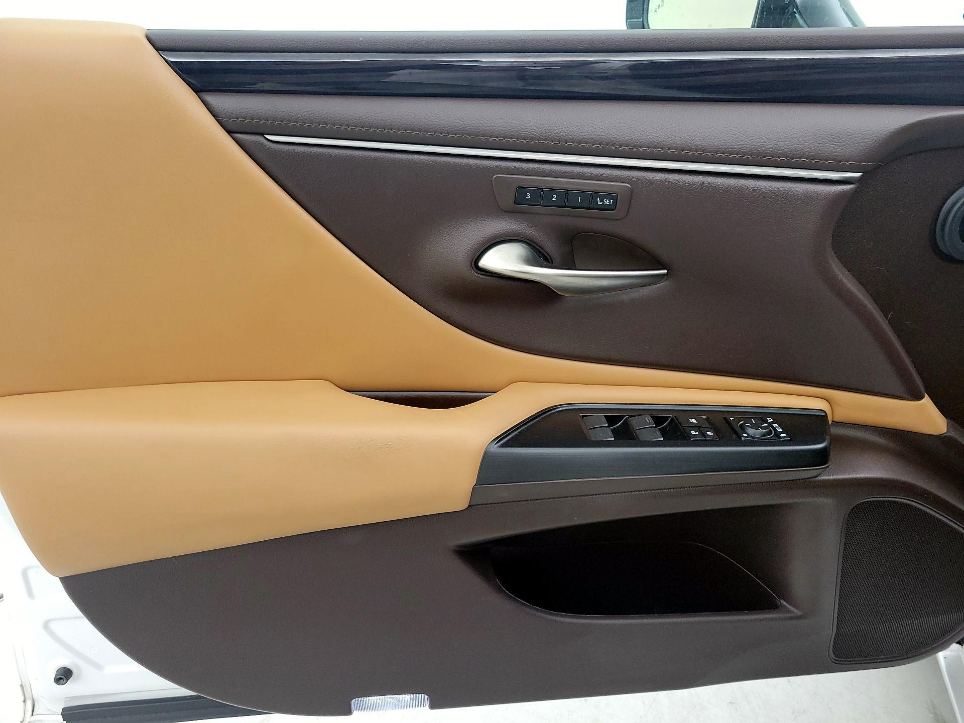 Thumbnail: 2020 Lexus ES - 12