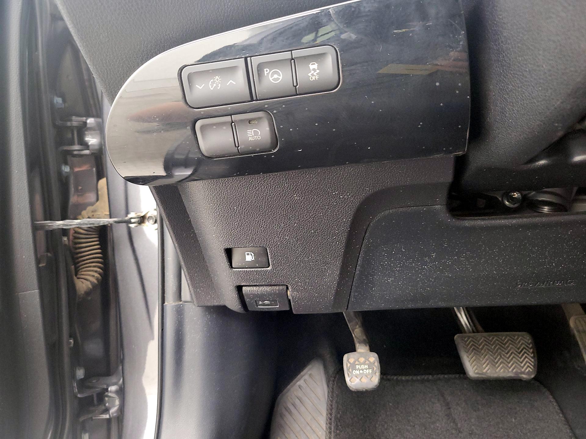 Thumbnail: 2017 Toyota Prius - 13