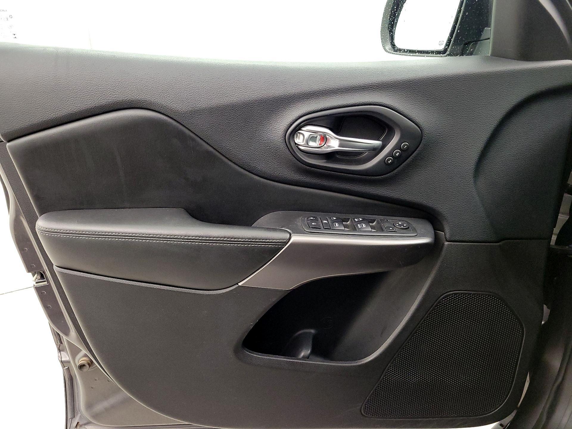 Thumbnail: 2019 Jeep Cherokee - 12