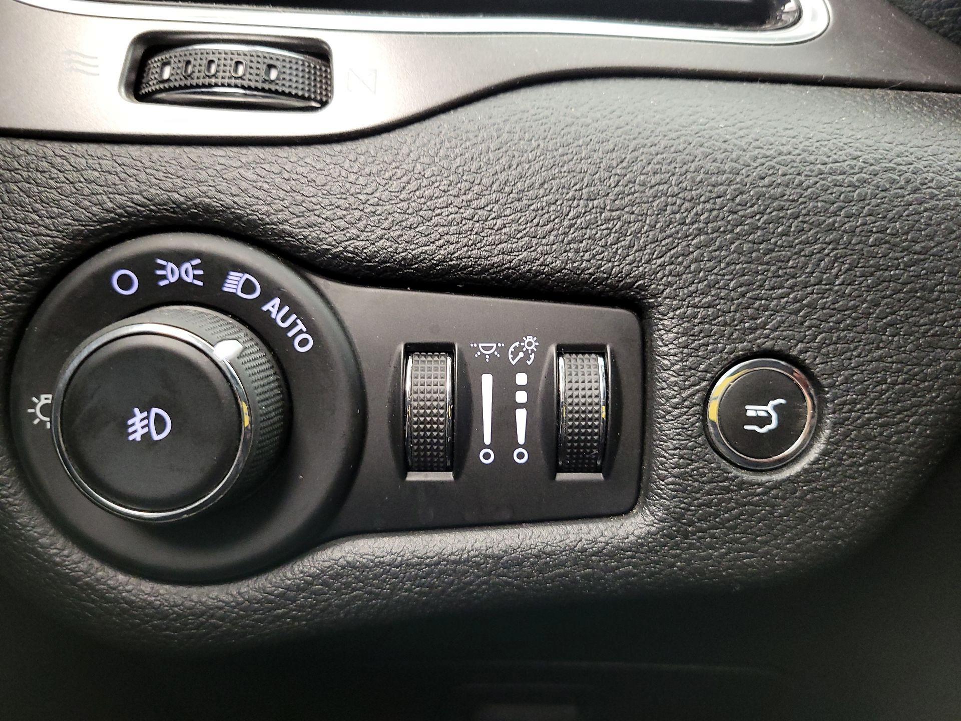 Thumbnail: 2019 Jeep Cherokee - 13