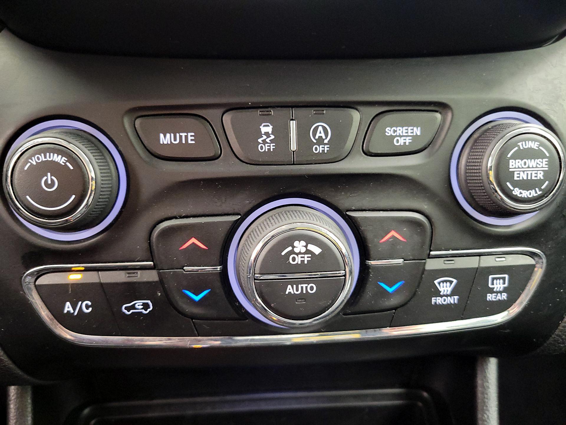 Thumbnail: 2019 Jeep Cherokee - 16