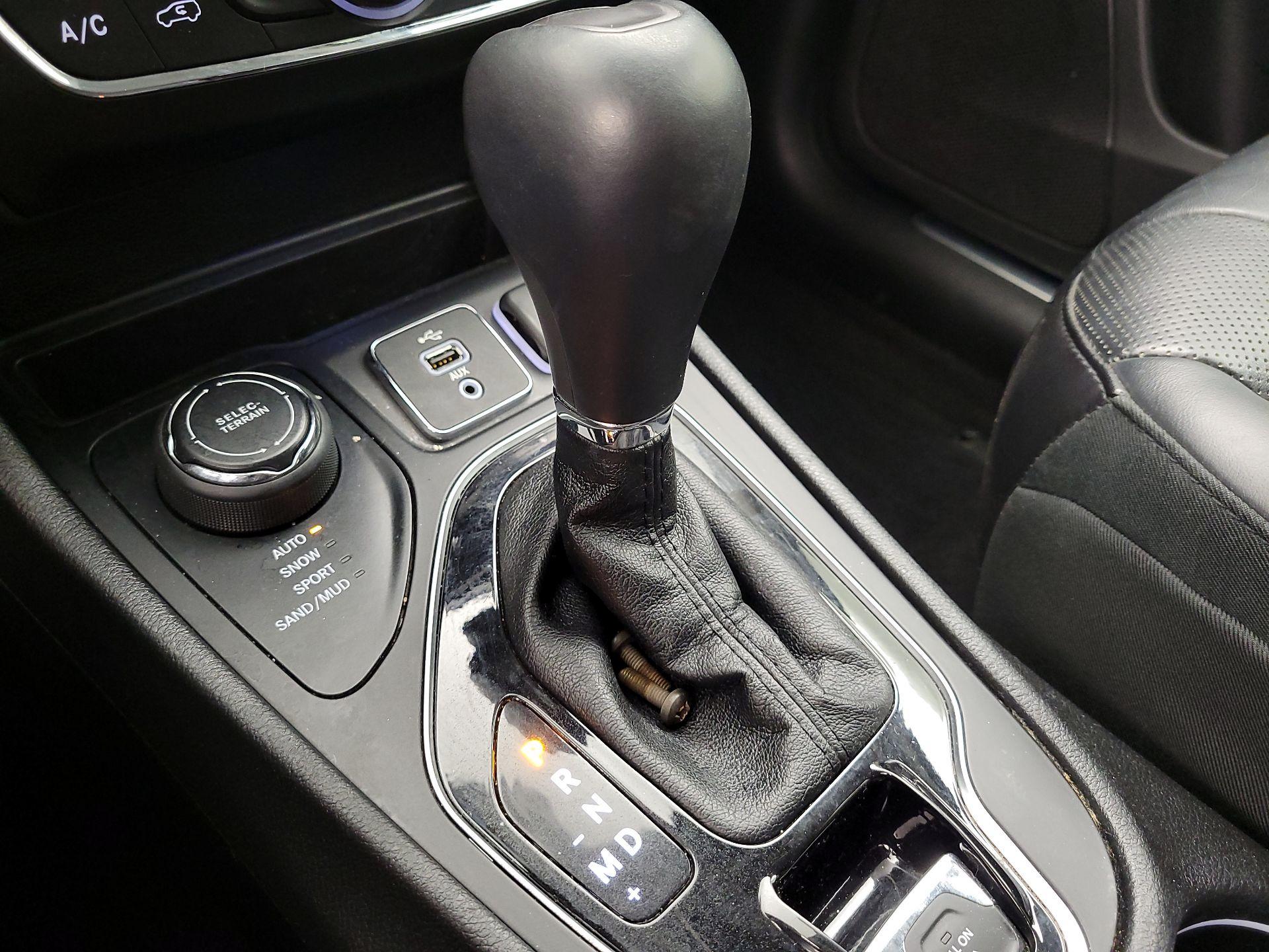 Thumbnail: 2019 Jeep Cherokee - 17