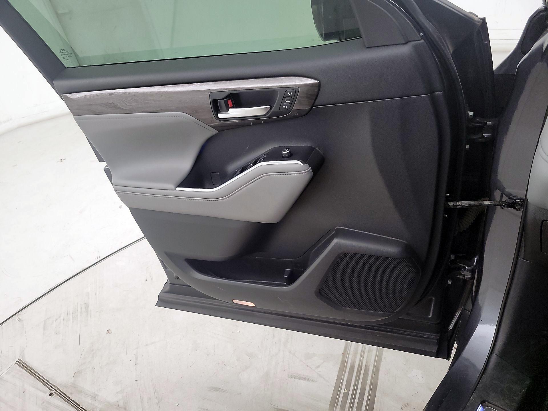 Thumbnail: 2021 Toyota Highlander - 12