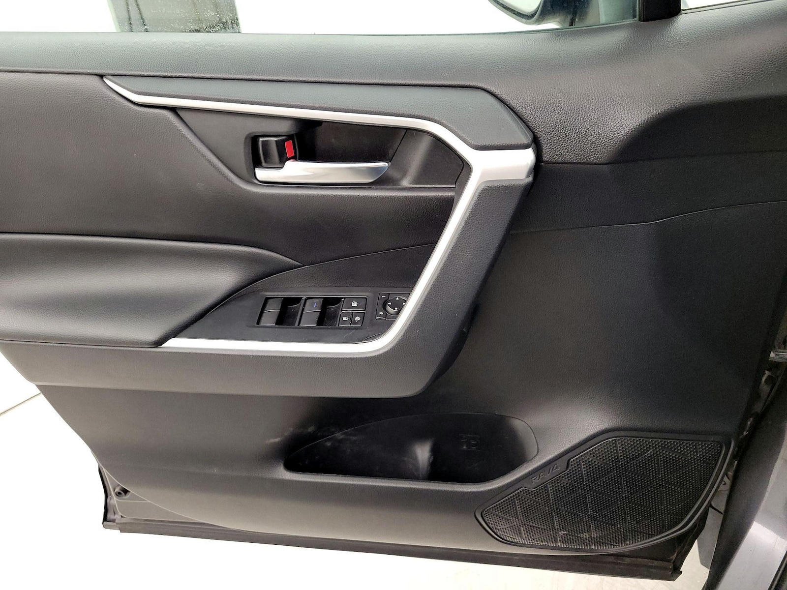 2021 Toyota RAV4 XLE - Photo 11