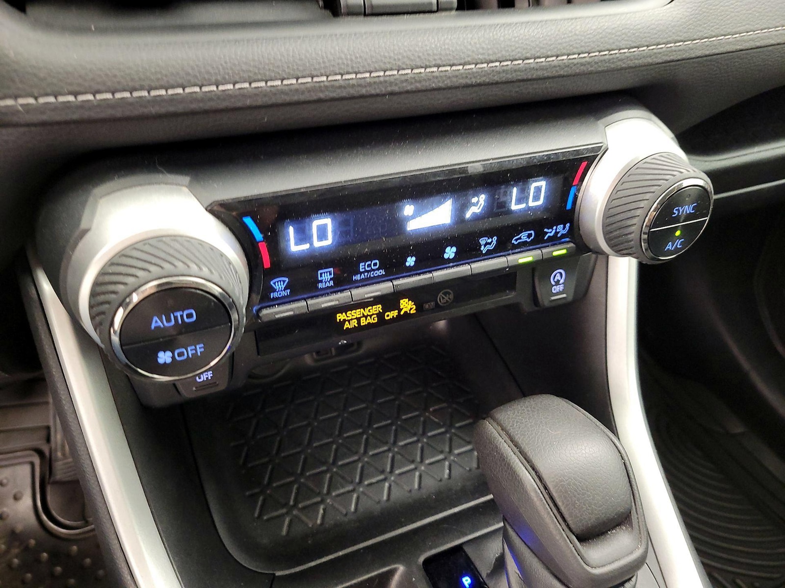 2021 Toyota RAV4 XLE - Photo 13