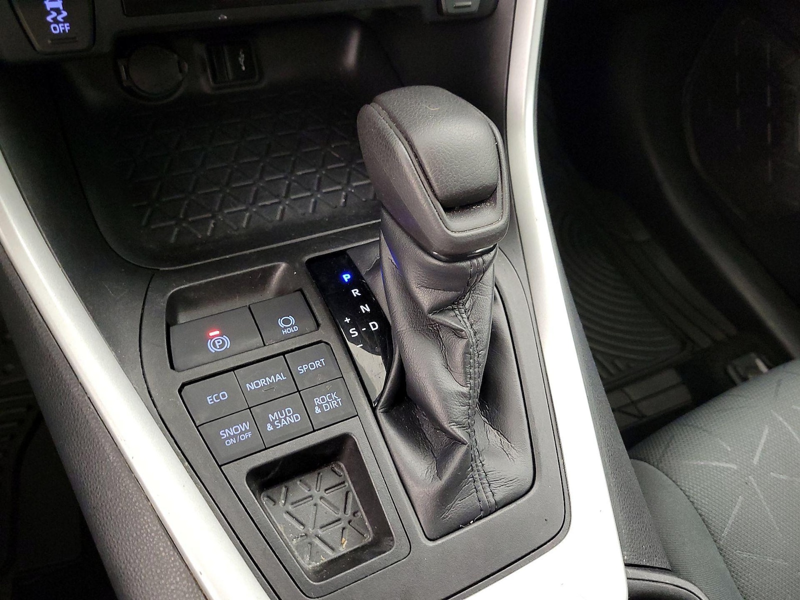 2021 Toyota RAV4 XLE - Photo 14