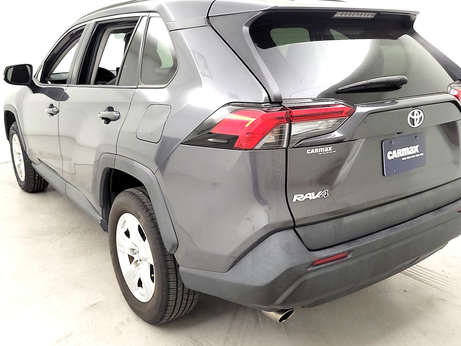 2021 Toyota RAV4 XLE - Photo 7