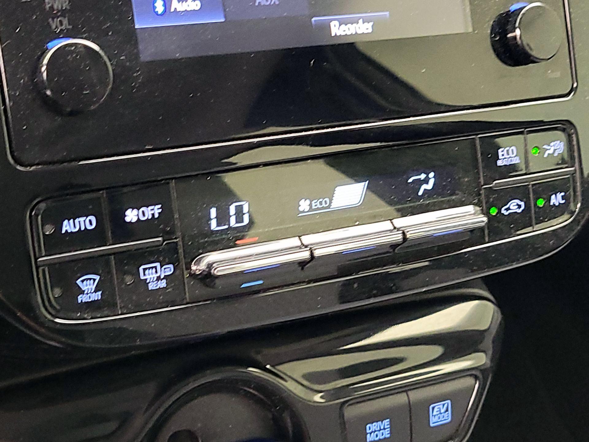 Thumbnail: 2016 Toyota Prius - 14