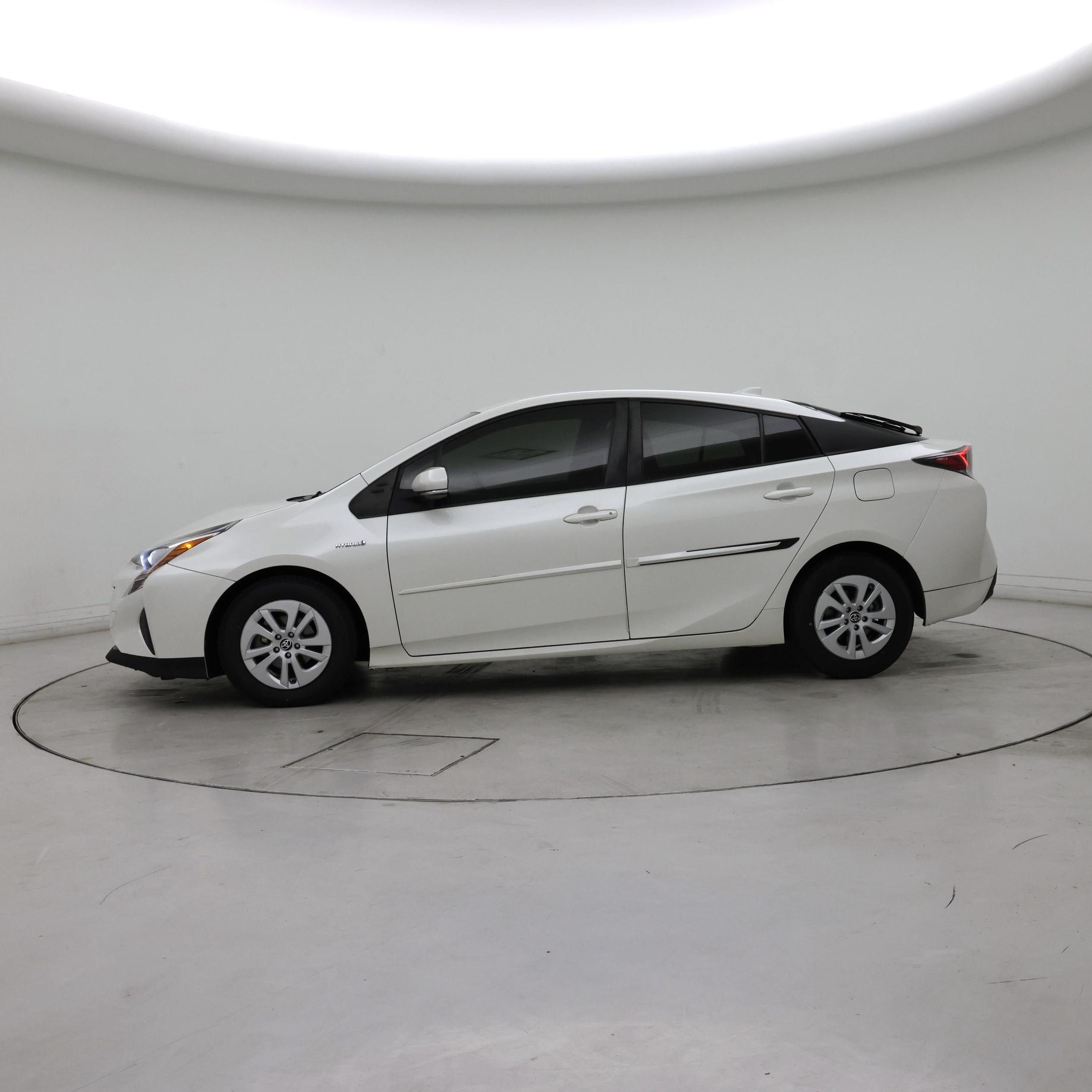 Thumbnail: 2016 Toyota Prius - 3