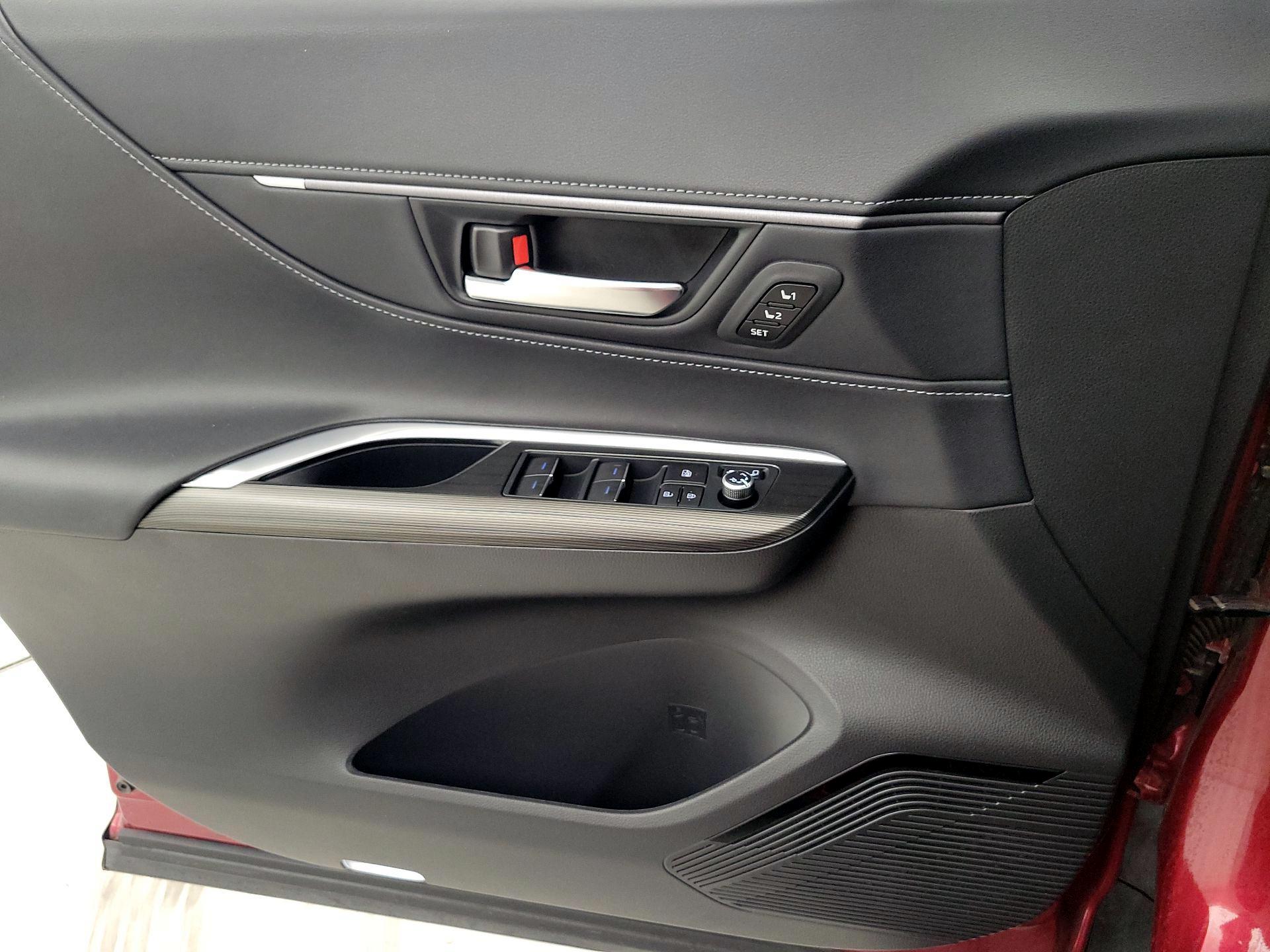 Thumbnail: 2022 Toyota Venza - 10