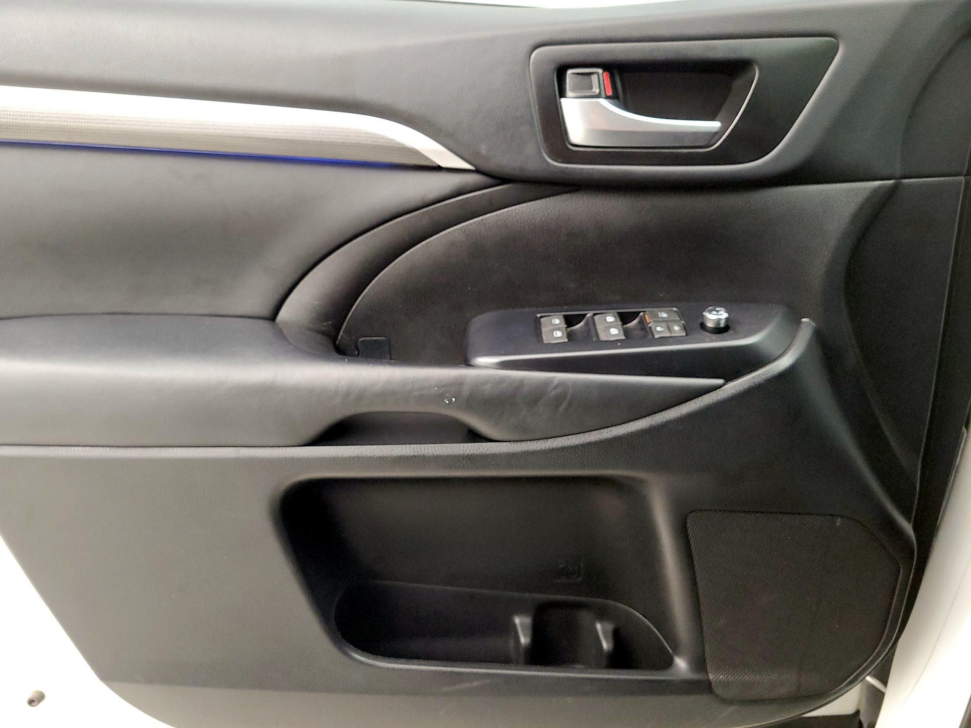 Thumbnail: 2019 Toyota Highlander - 12