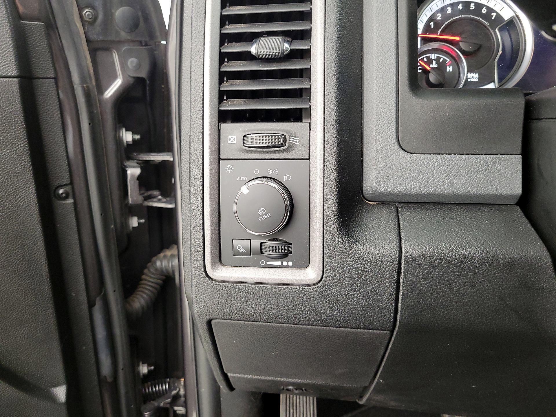 Thumbnail: 2019 RAM 1500 Classic - 13