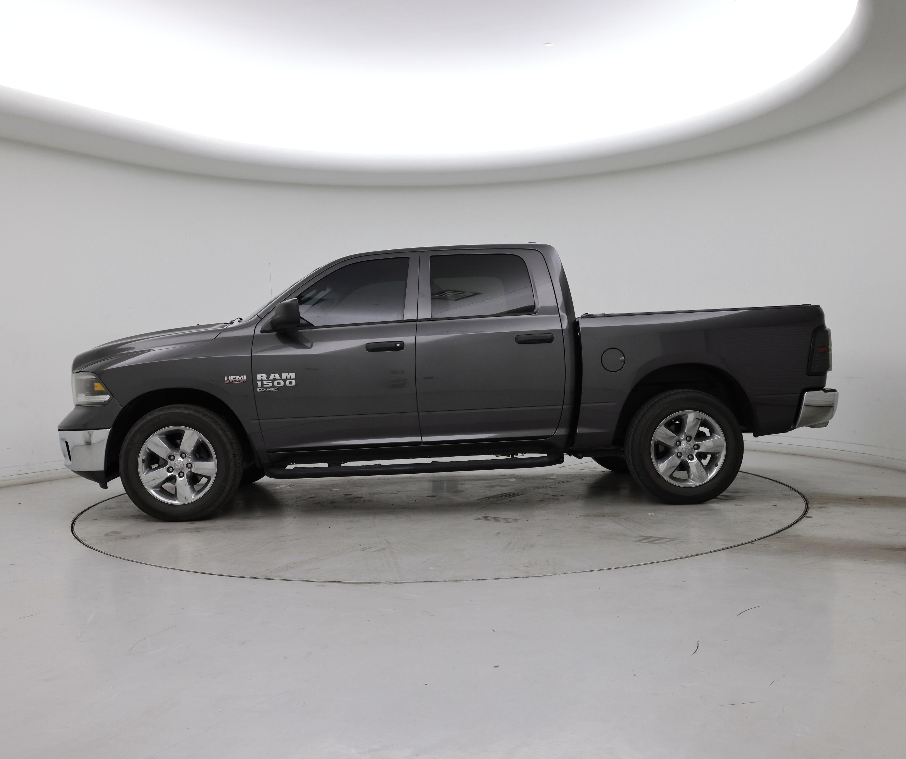 Thumbnail: 2019 RAM 1500 Classic - 3