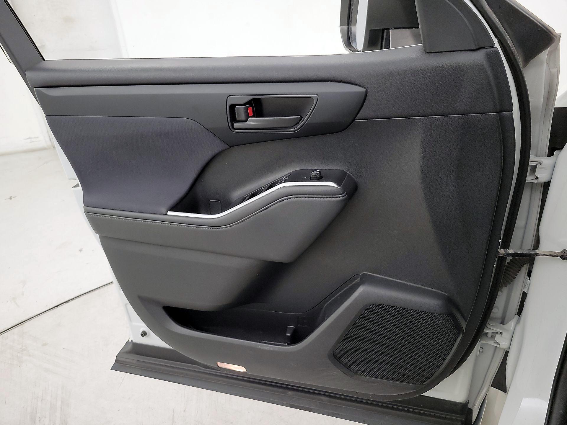 Thumbnail: 2020 Toyota Highlander - 12