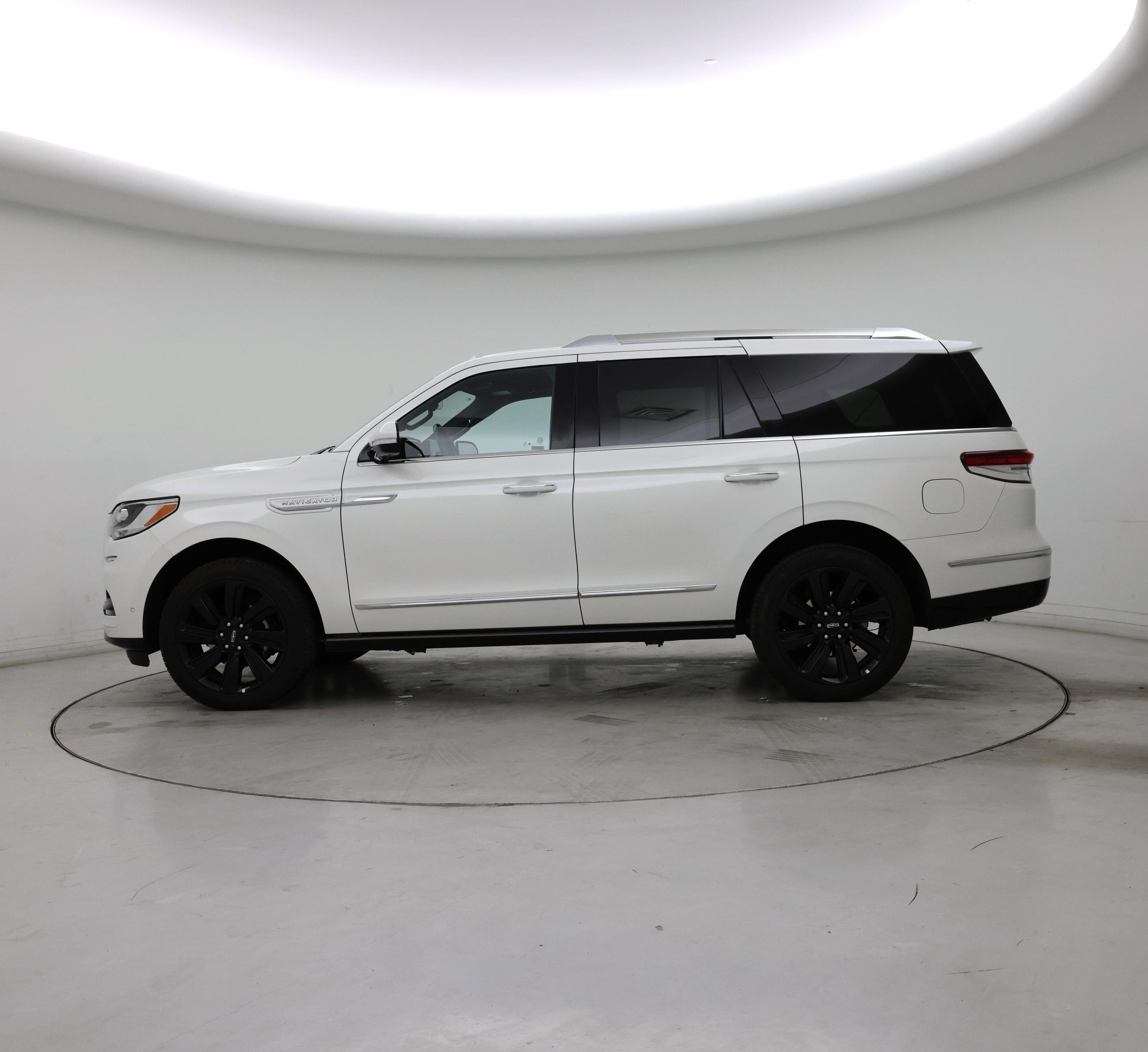 Thumbnail: 2024 Lincoln Navigator - 3