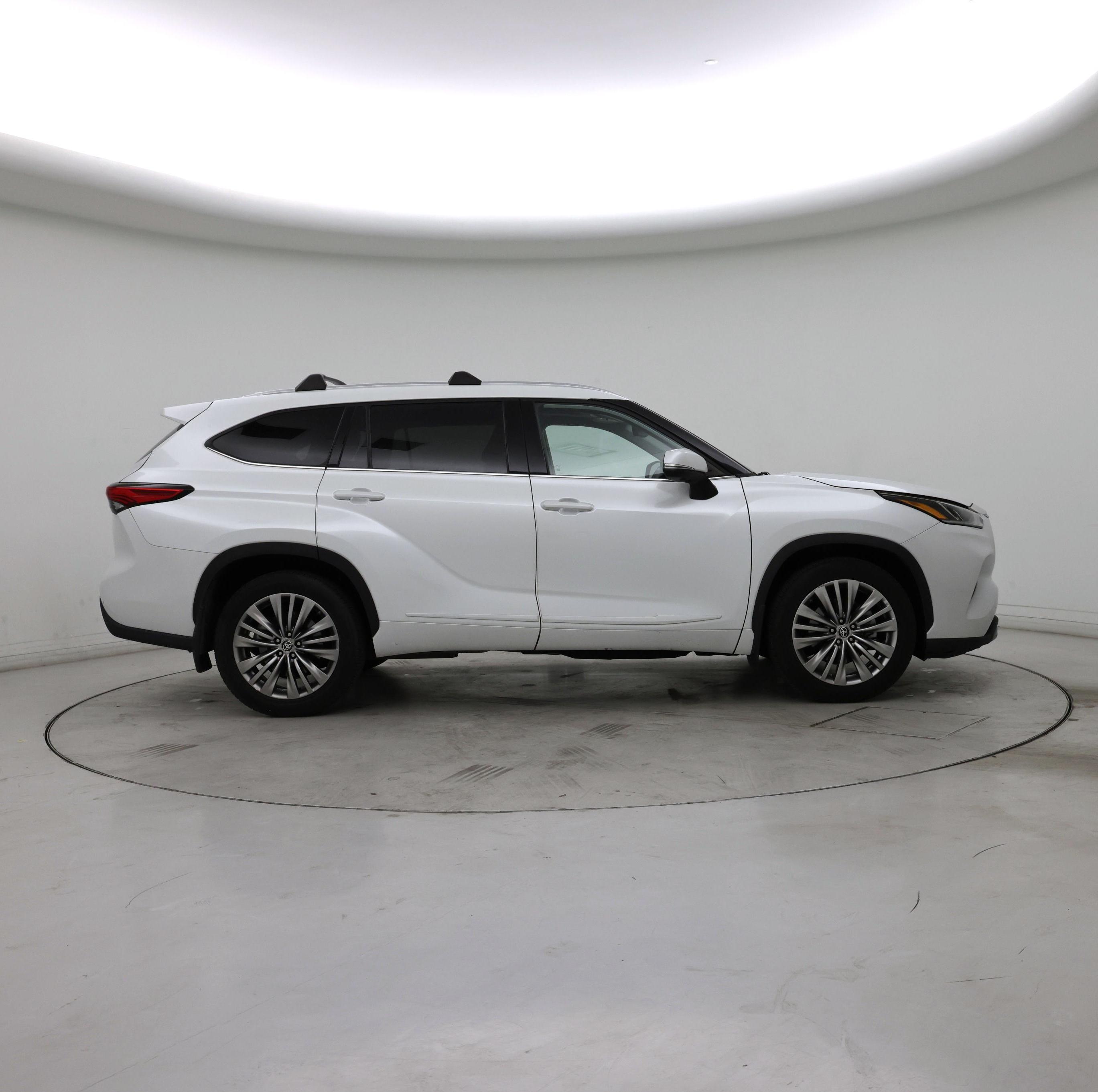 Thumbnail: 2023 Toyota Highlander - 7