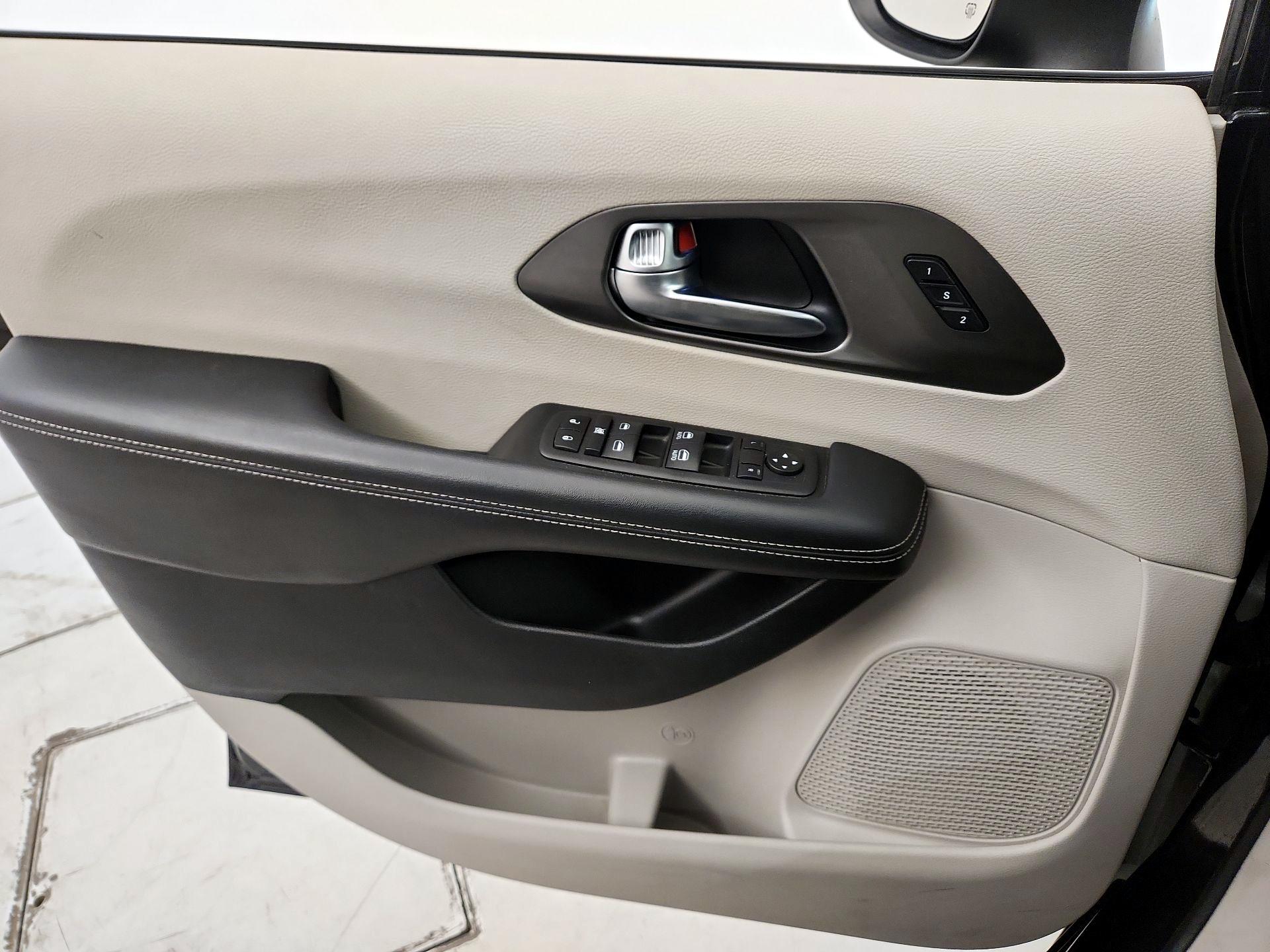 Thumbnail: 2023 Chrysler Pacifica - 12