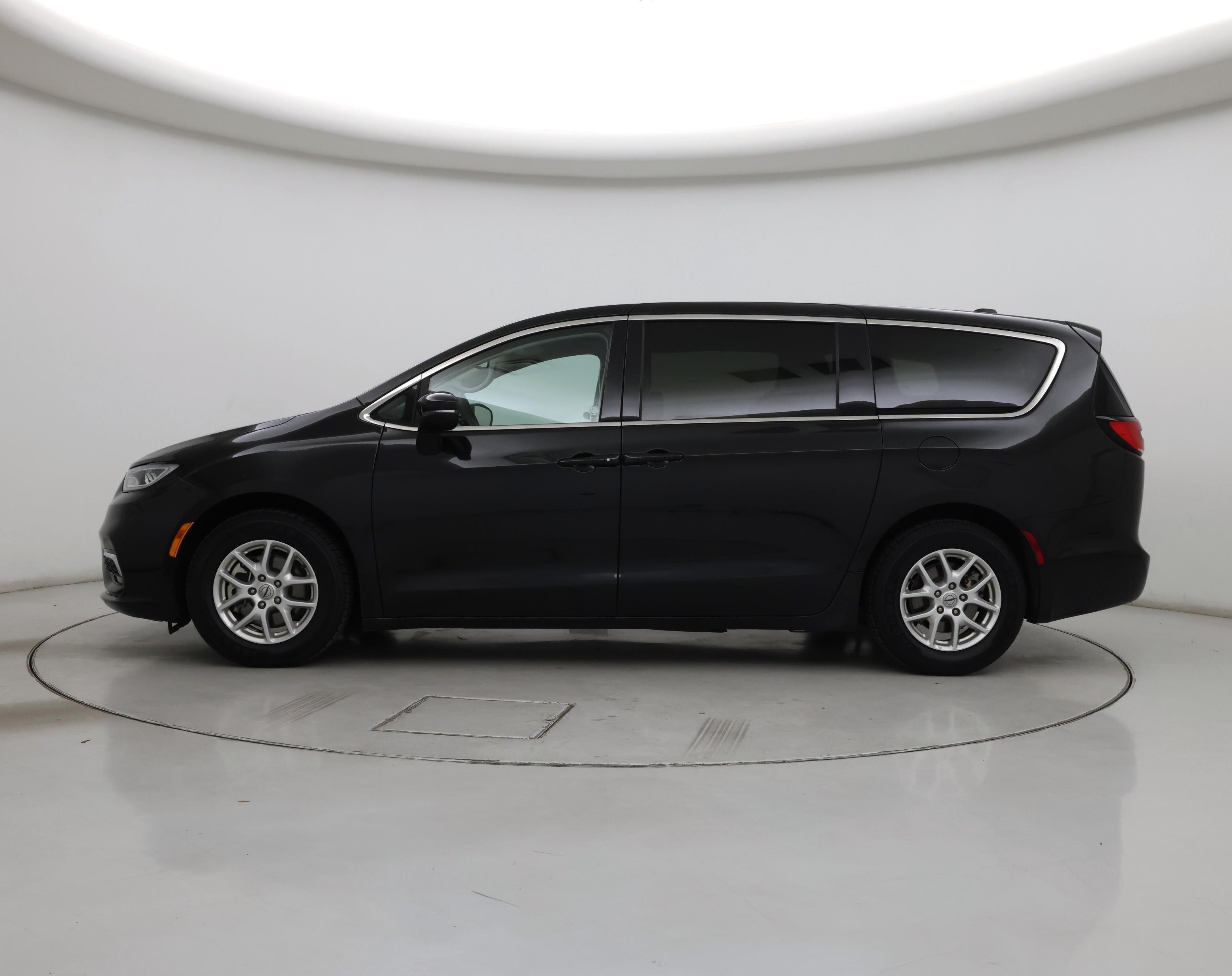 Thumbnail: 2023 Chrysler Pacifica - 3
