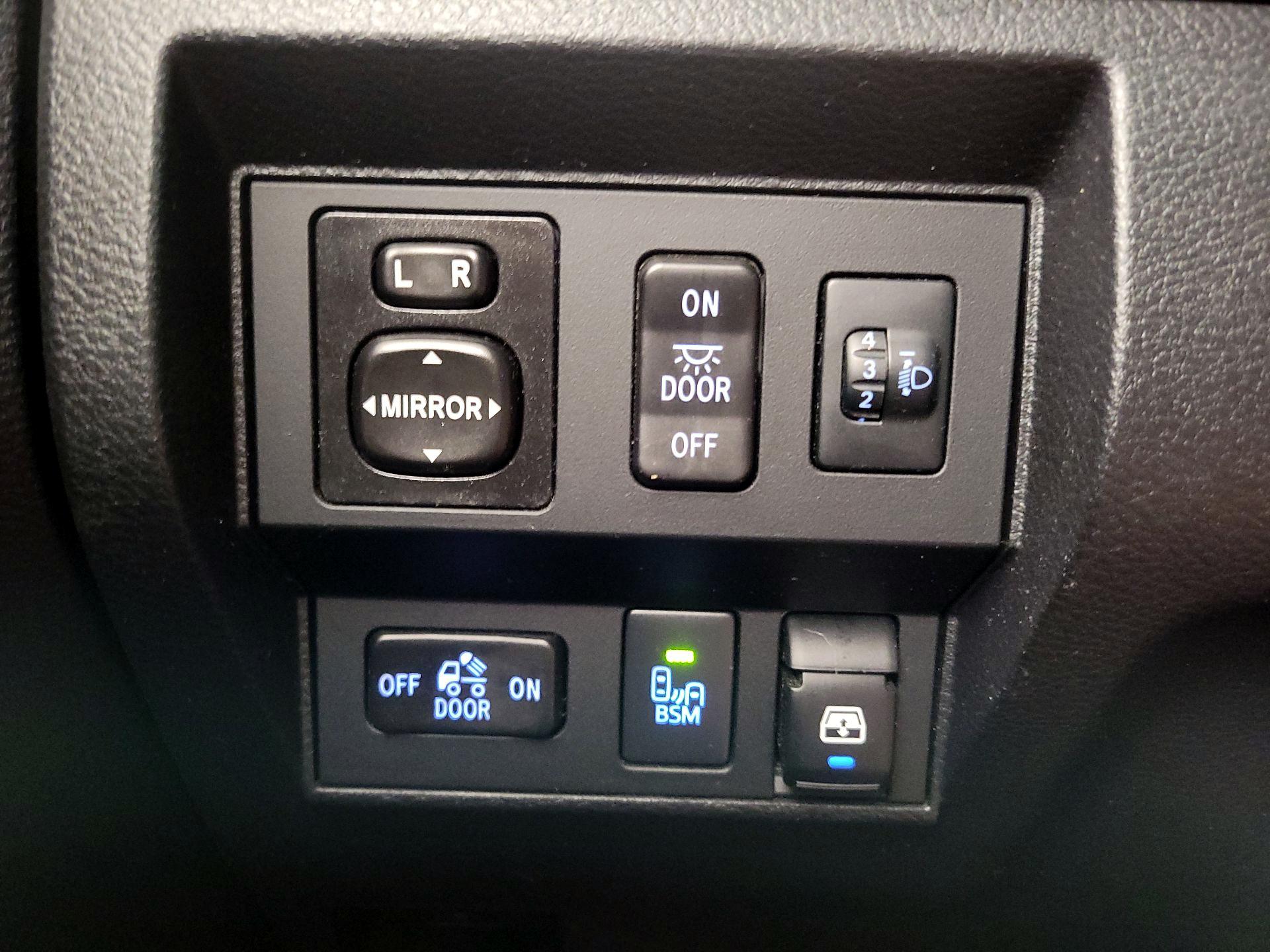 Thumbnail: 2014 Toyota Tundra - 13