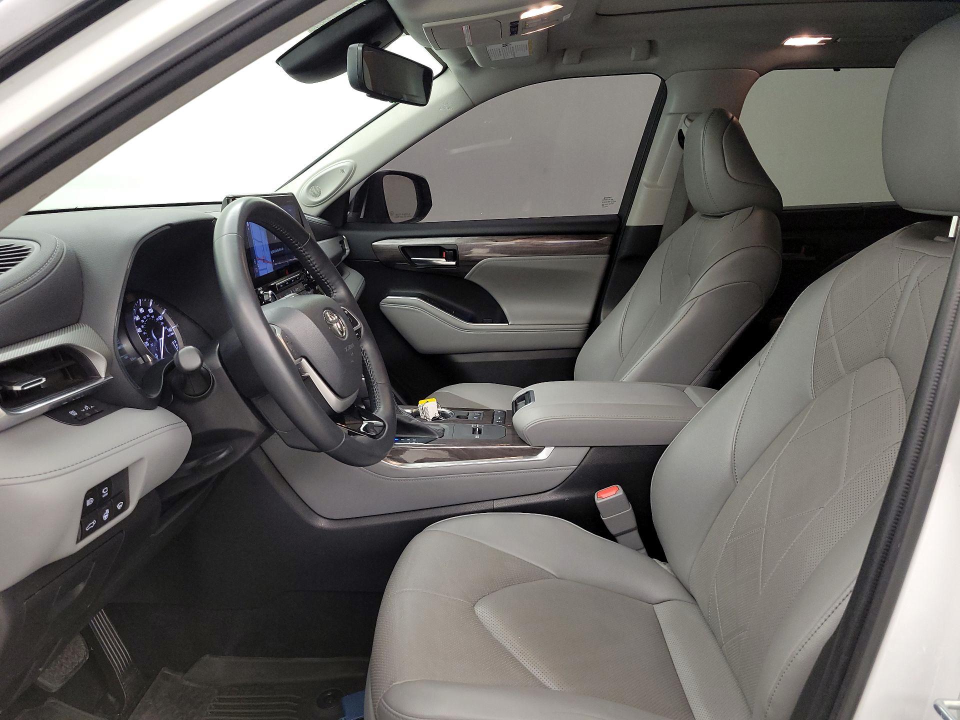 Thumbnail: 2022 Toyota Highlander - 11