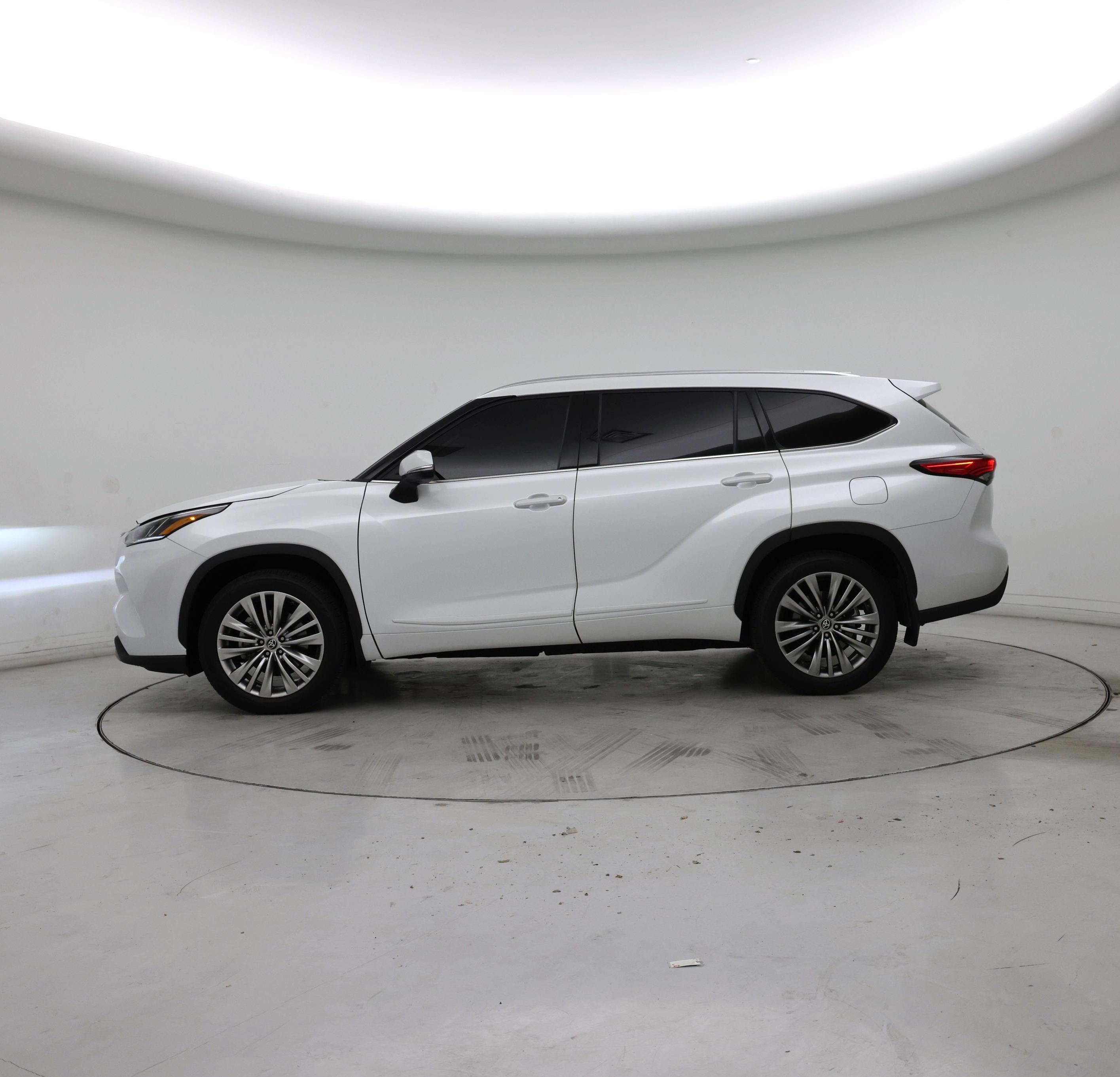 Thumbnail: 2022 Toyota Highlander - 3