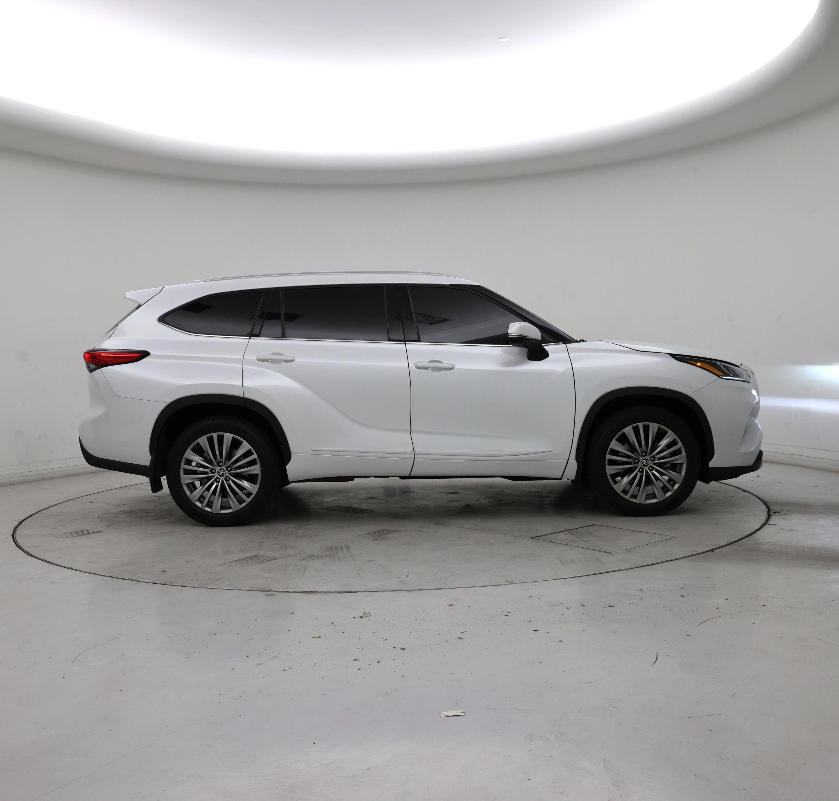 Thumbnail: 2022 Toyota Highlander - 7
