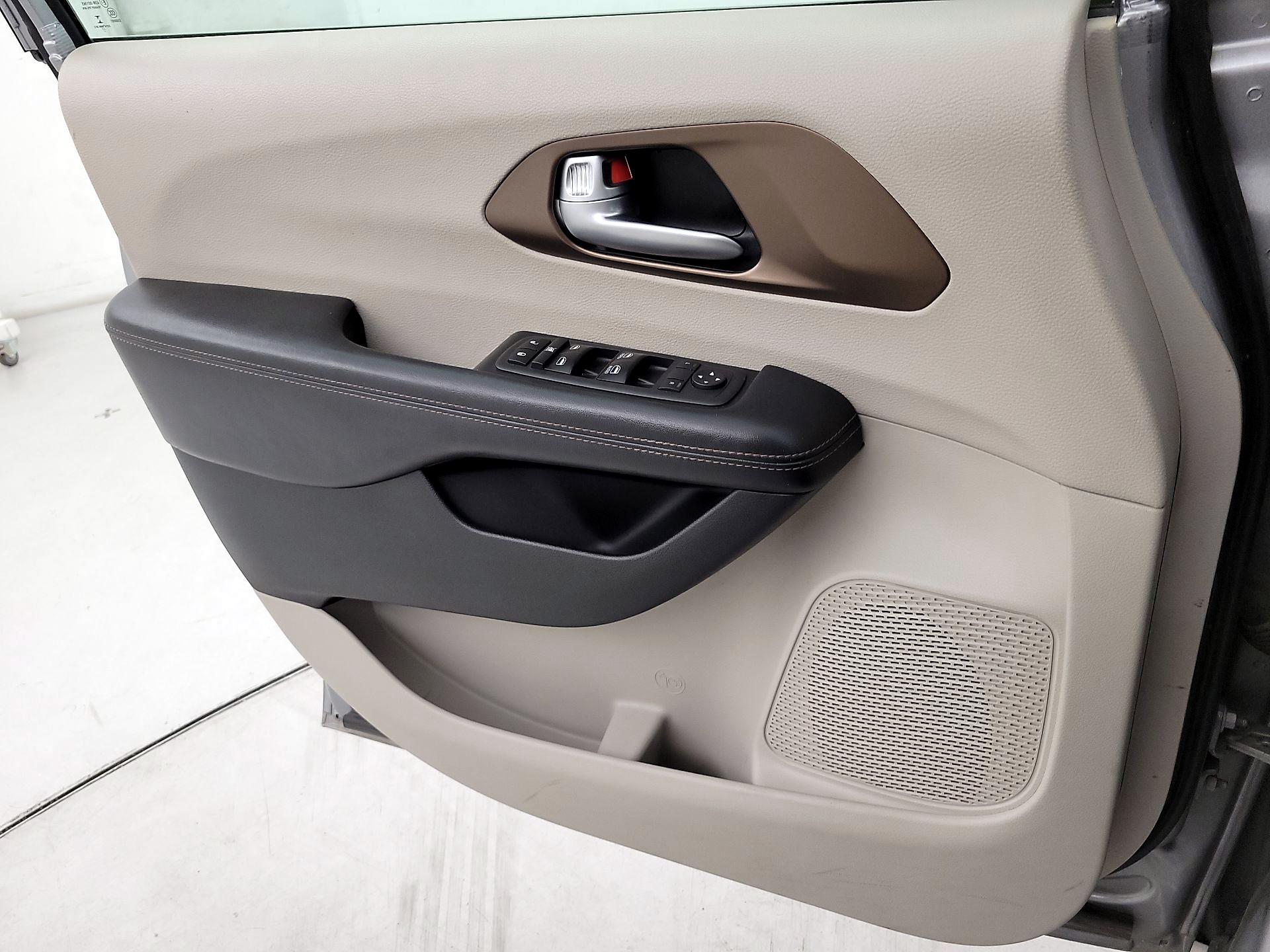 Thumbnail: 2018 Chrysler Pacifica - 12