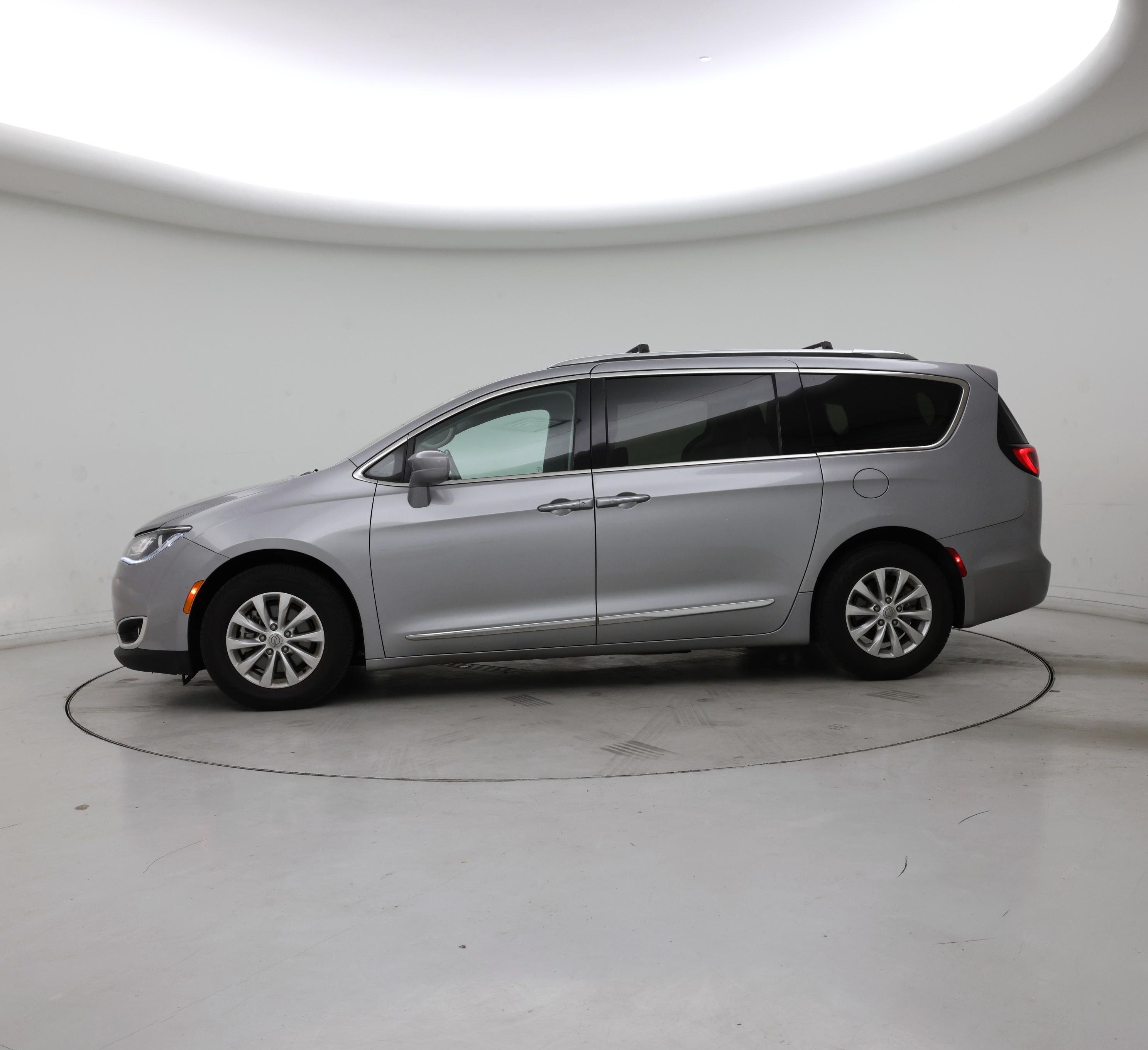 Thumbnail: 2018 Chrysler Pacifica - 3