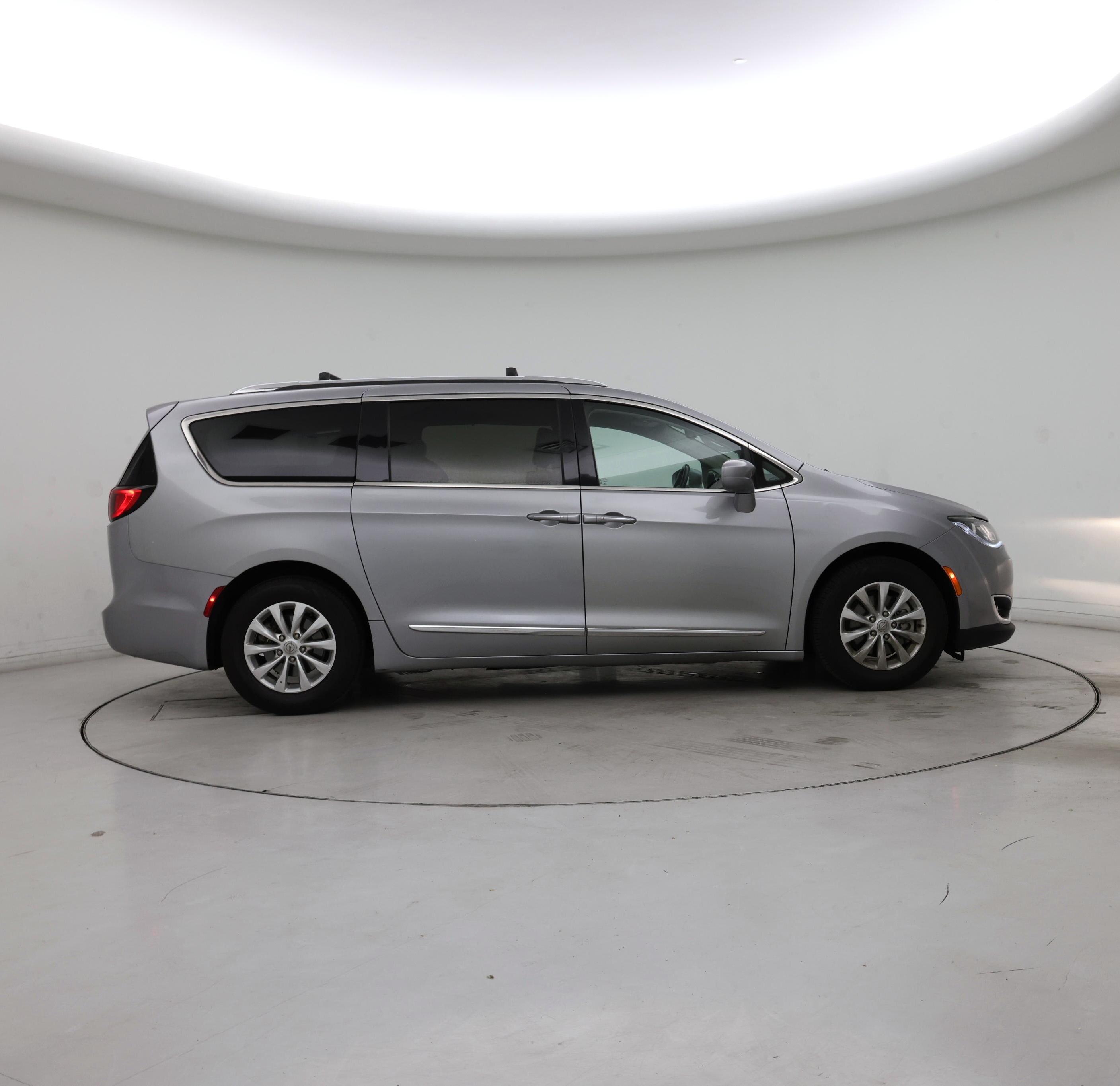 Thumbnail: 2018 Chrysler Pacifica - 7