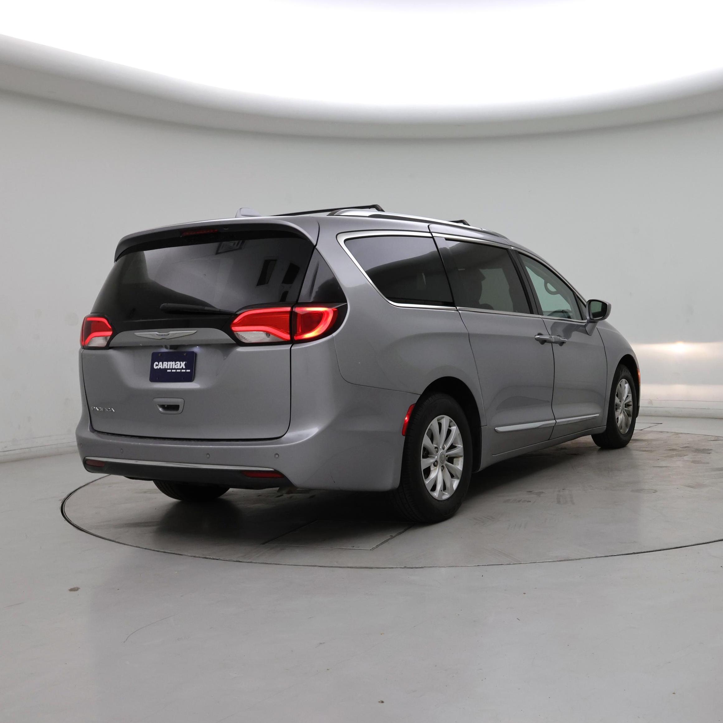 Thumbnail: 2018 Chrysler Pacifica - 8