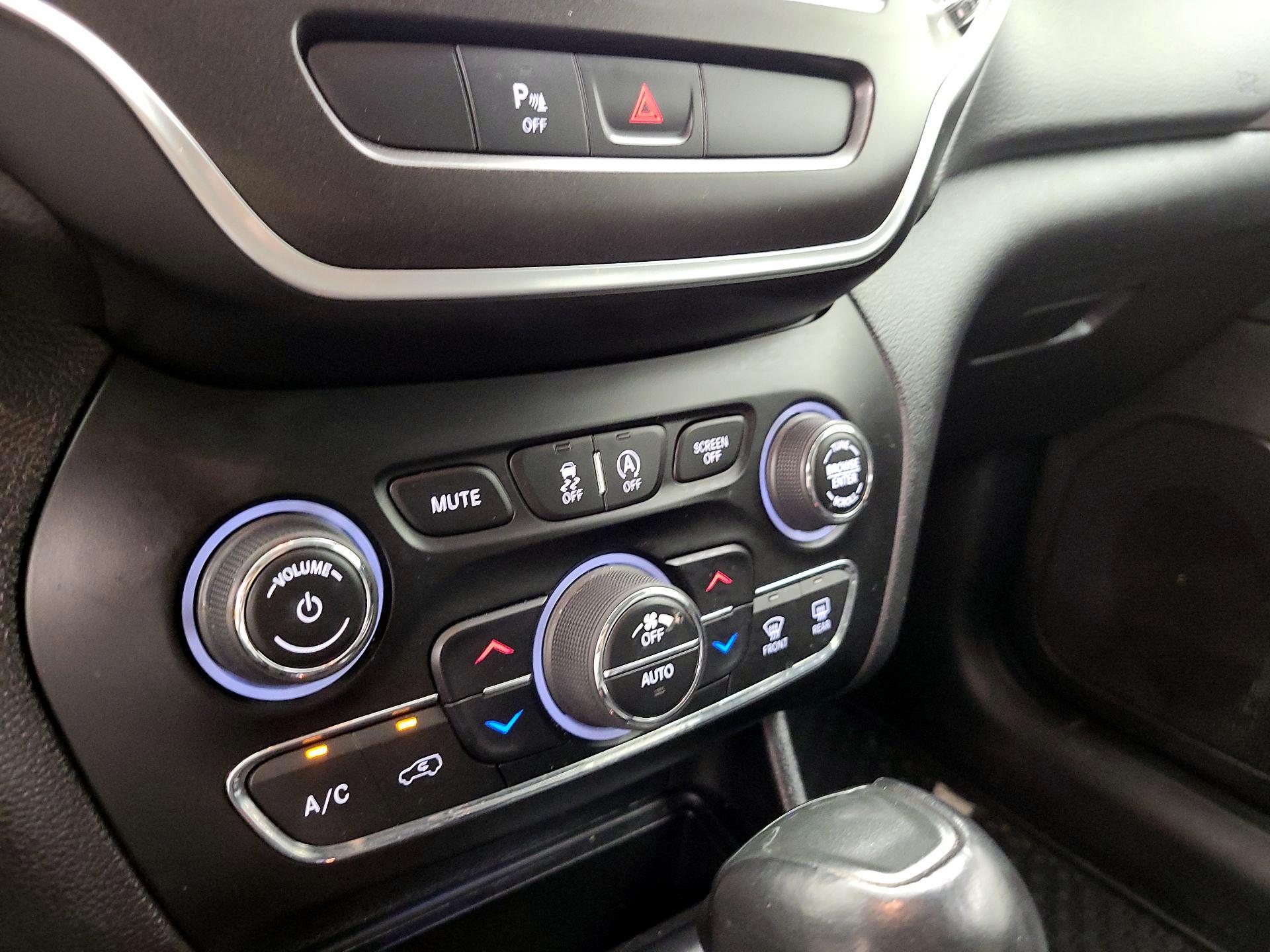 Thumbnail: 2019 Jeep Cherokee - 16