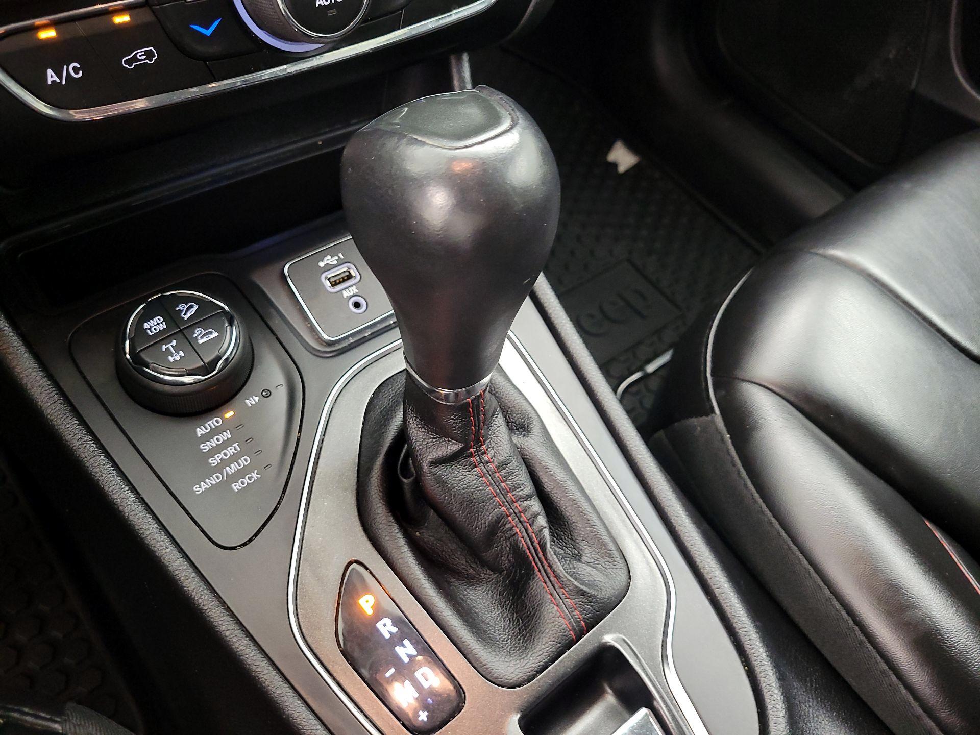 Thumbnail: 2019 Jeep Cherokee - 17