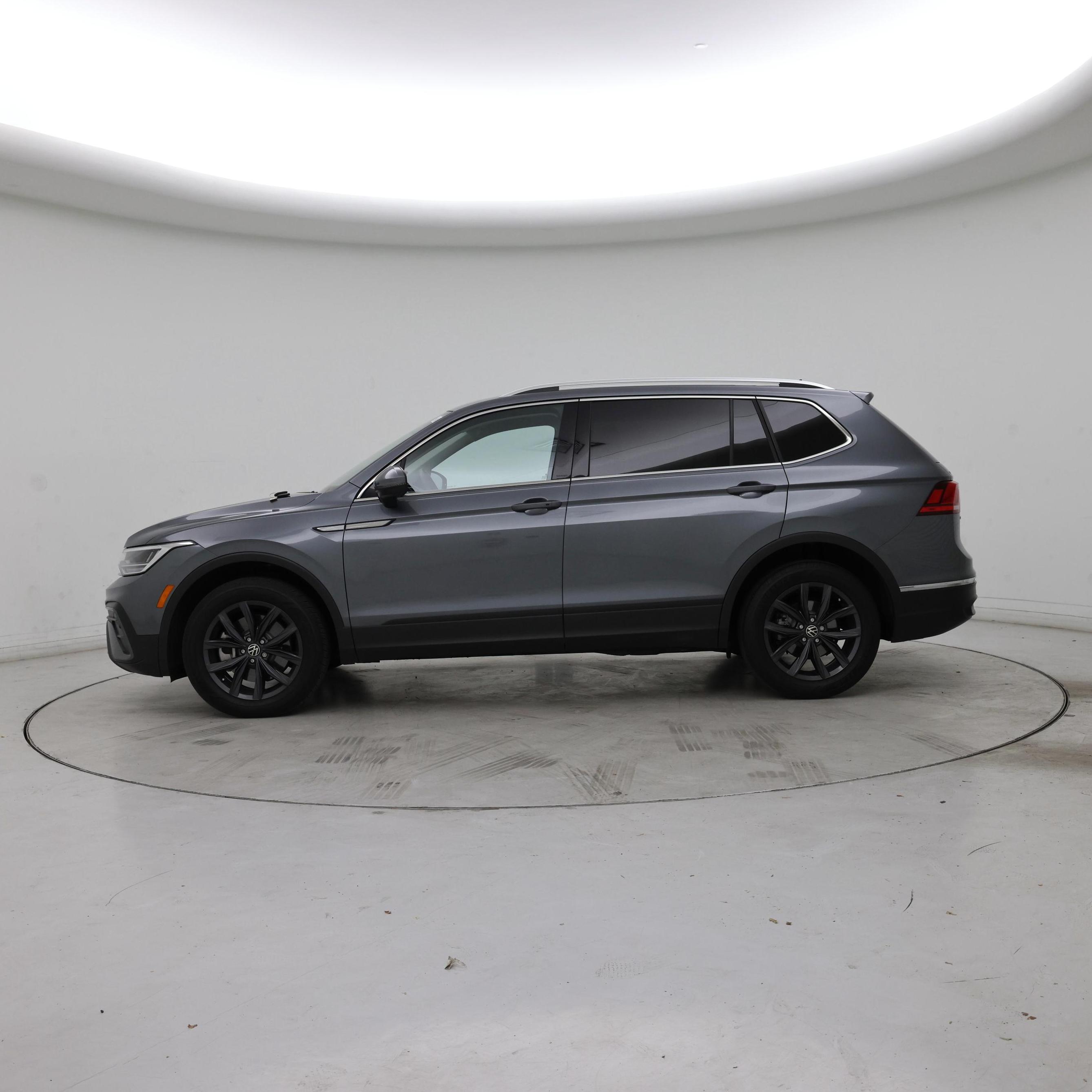 Thumbnail: 2022 Volkswagen Tiguan - 3